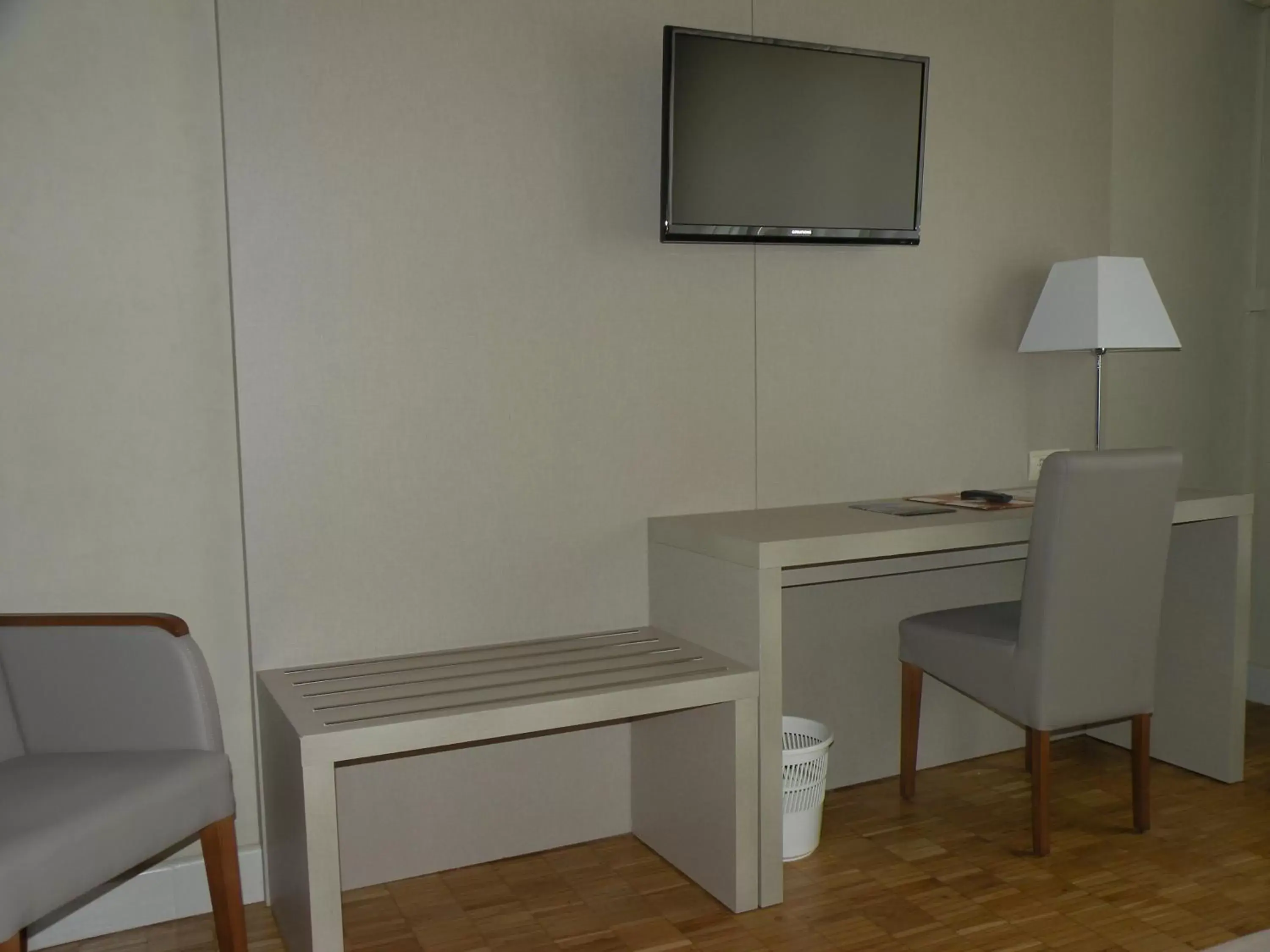 TV and multimedia, TV/Entertainment Center in Hotel Lauria