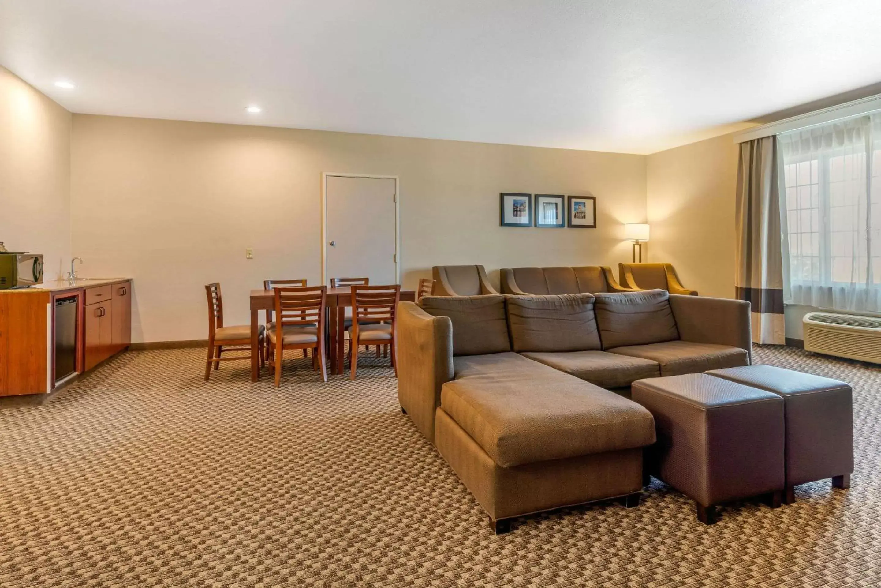 Photo of the whole room, Seating Area in Comfort Inn & Suites Galt – Lodi North