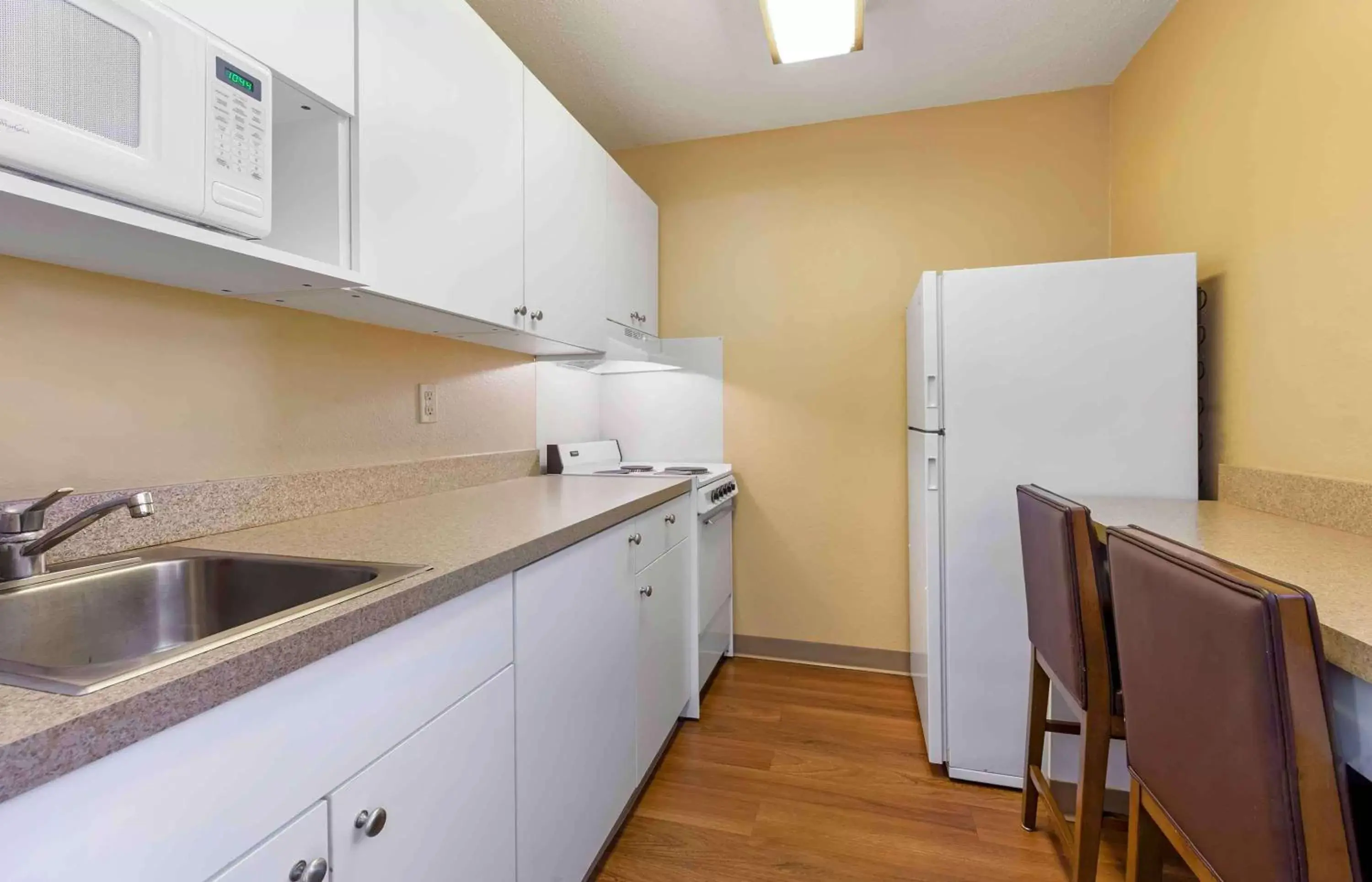 Bedroom, Kitchen/Kitchenette in Extended Stay America Suites - Madison - Old Sauk Rd