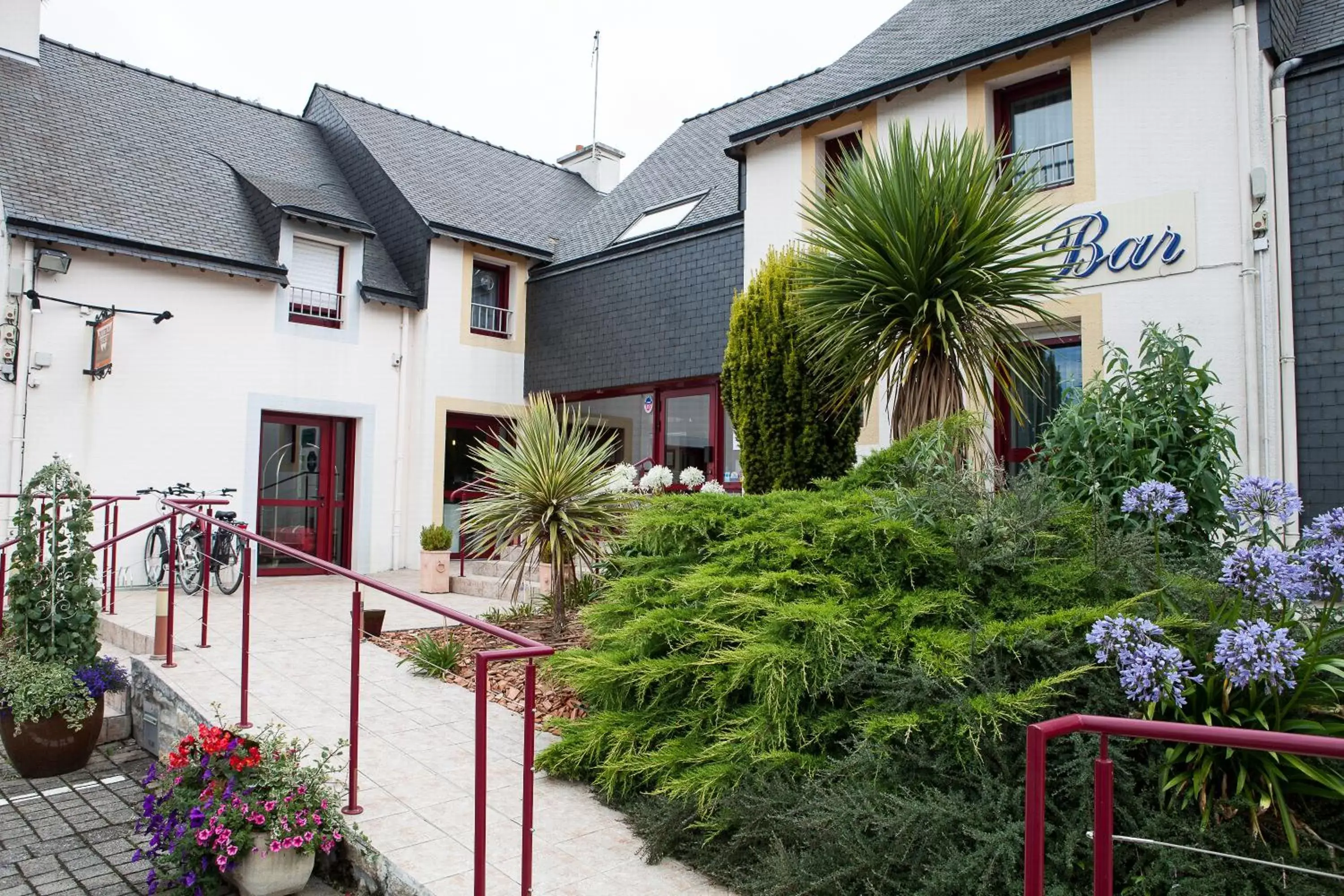 Facade/entrance, Property Building in Hotel Le Branhoc - Brit Hotel Auray