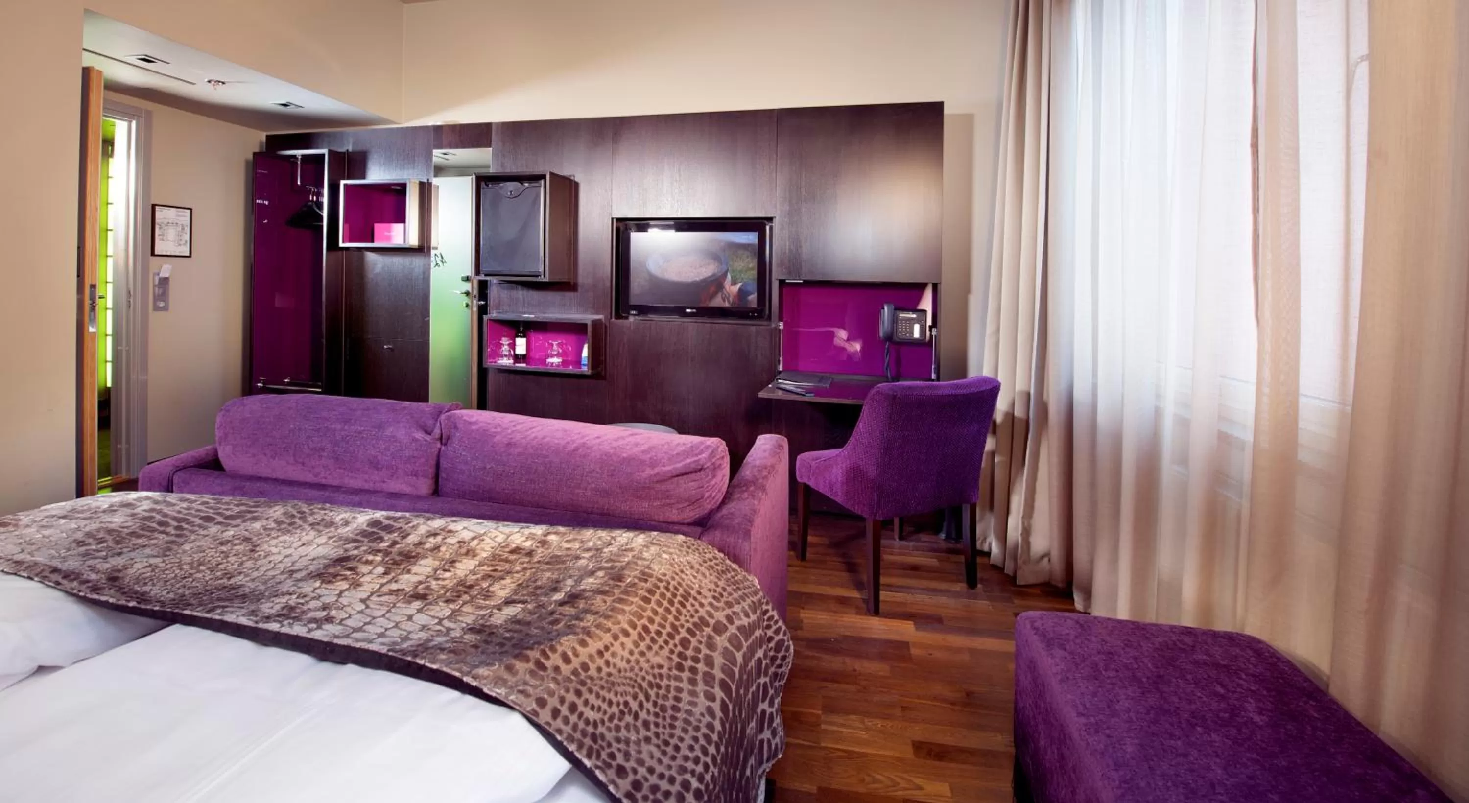 Bedroom, Bed in Home Hotel Folketeateret