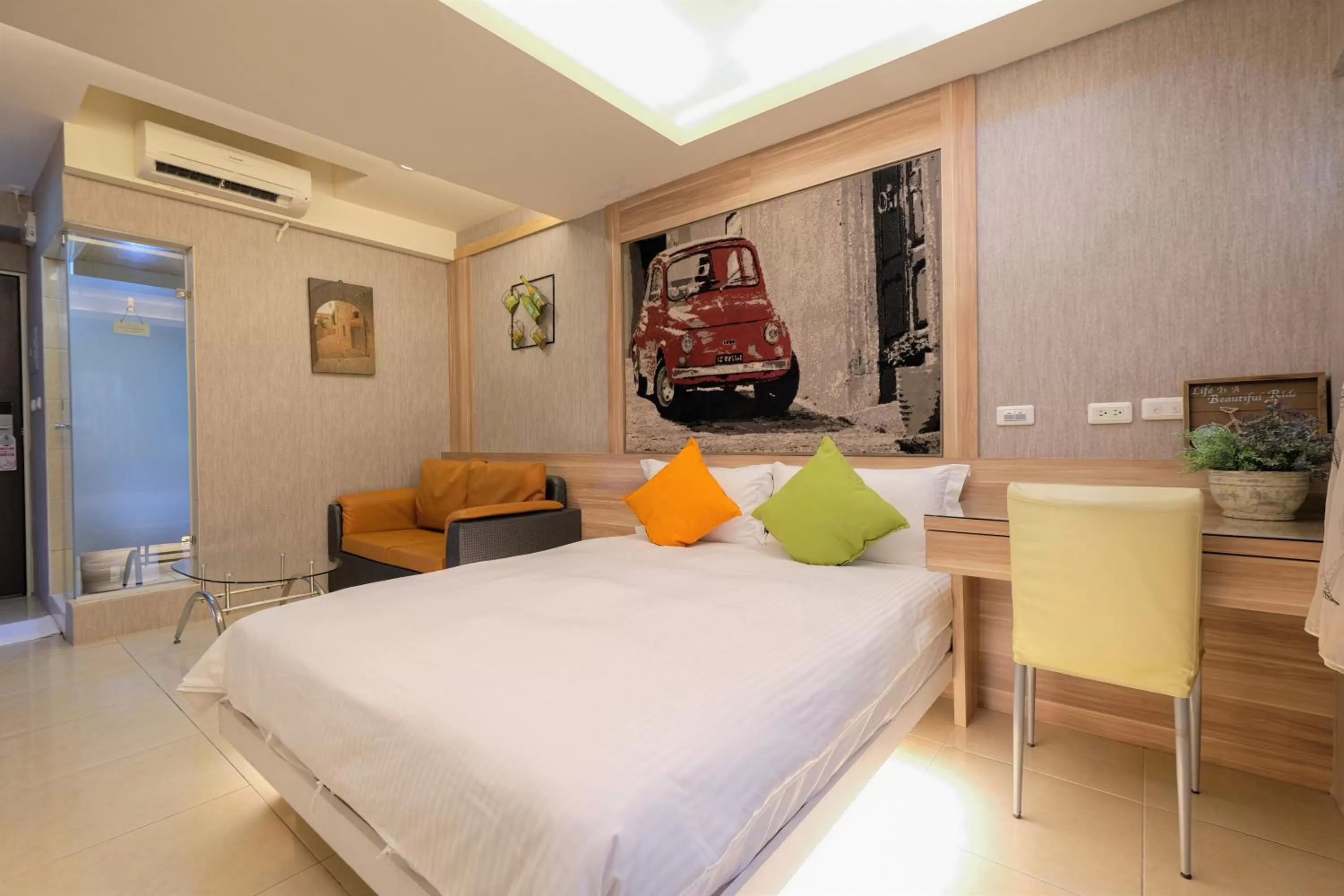 Photo of the whole room, Bed in LJ Hotel