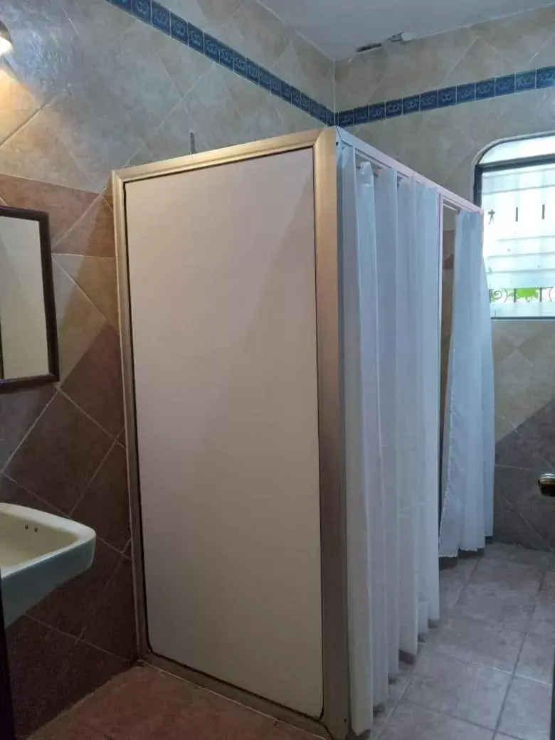 Shower, Bathroom in Hotel & Hostal Mayflower