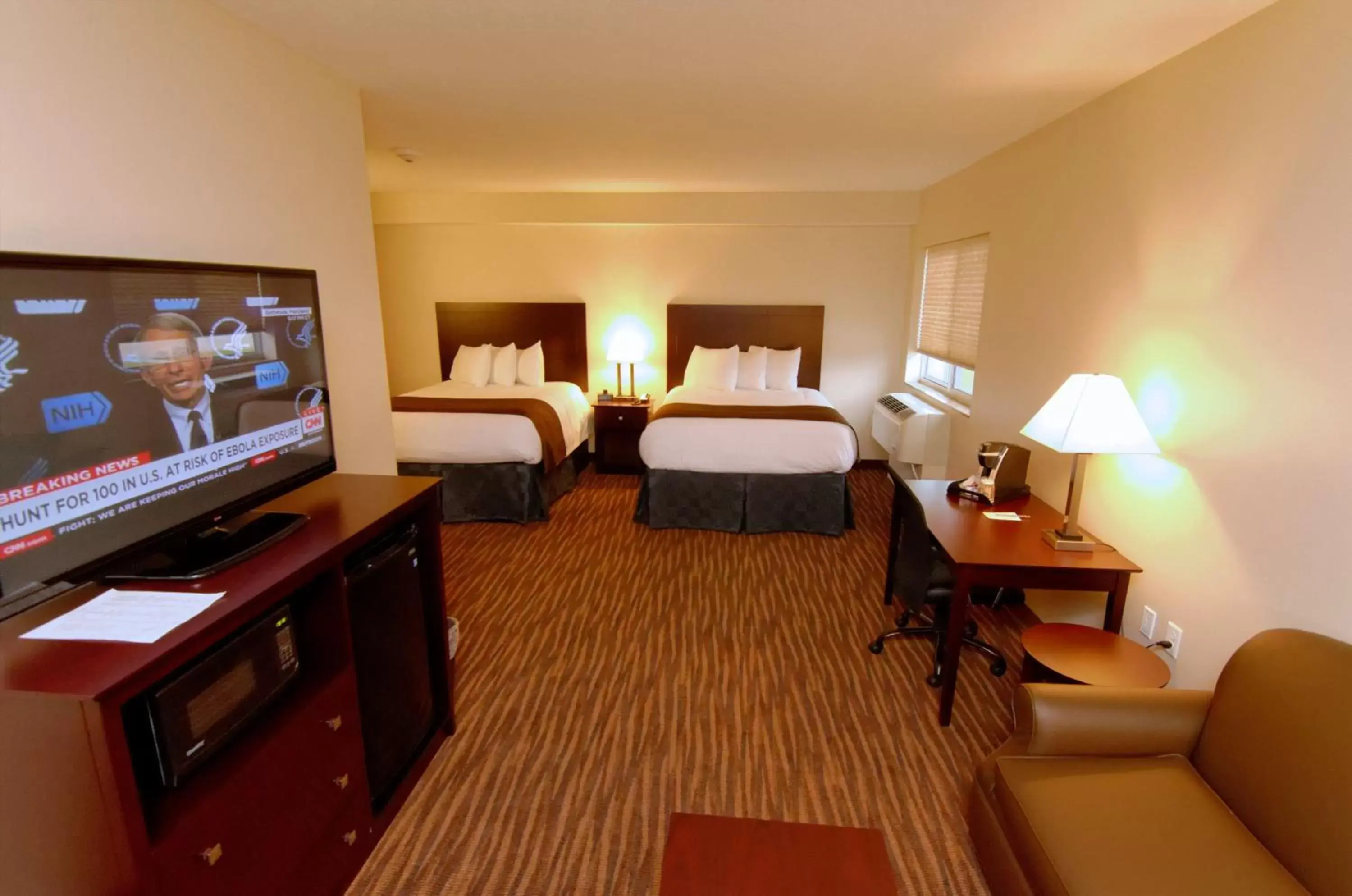 Bed, TV/Entertainment Center in Cobblestone Inn & Suites Fort Madison