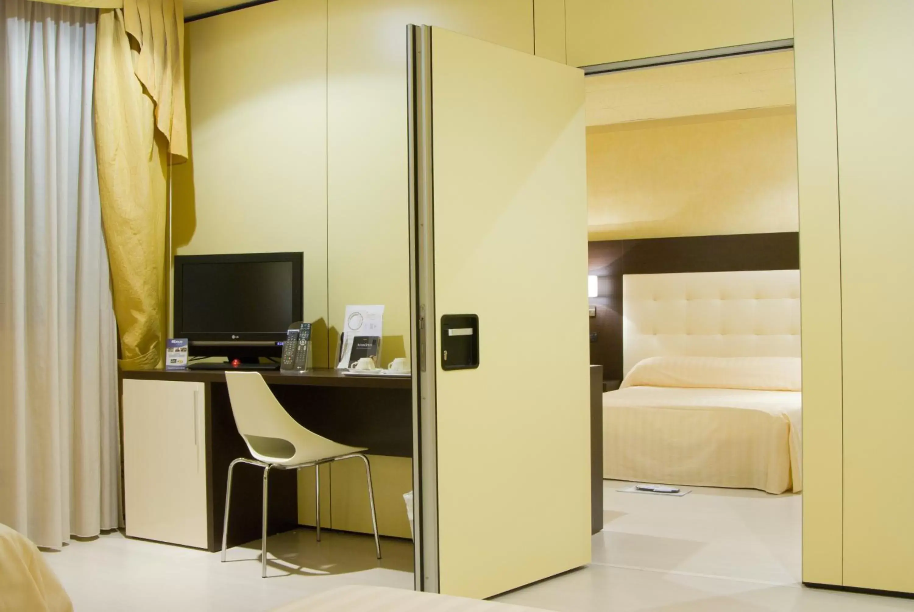 TV and multimedia, Bed in iH Hotels Bologna Amadeus