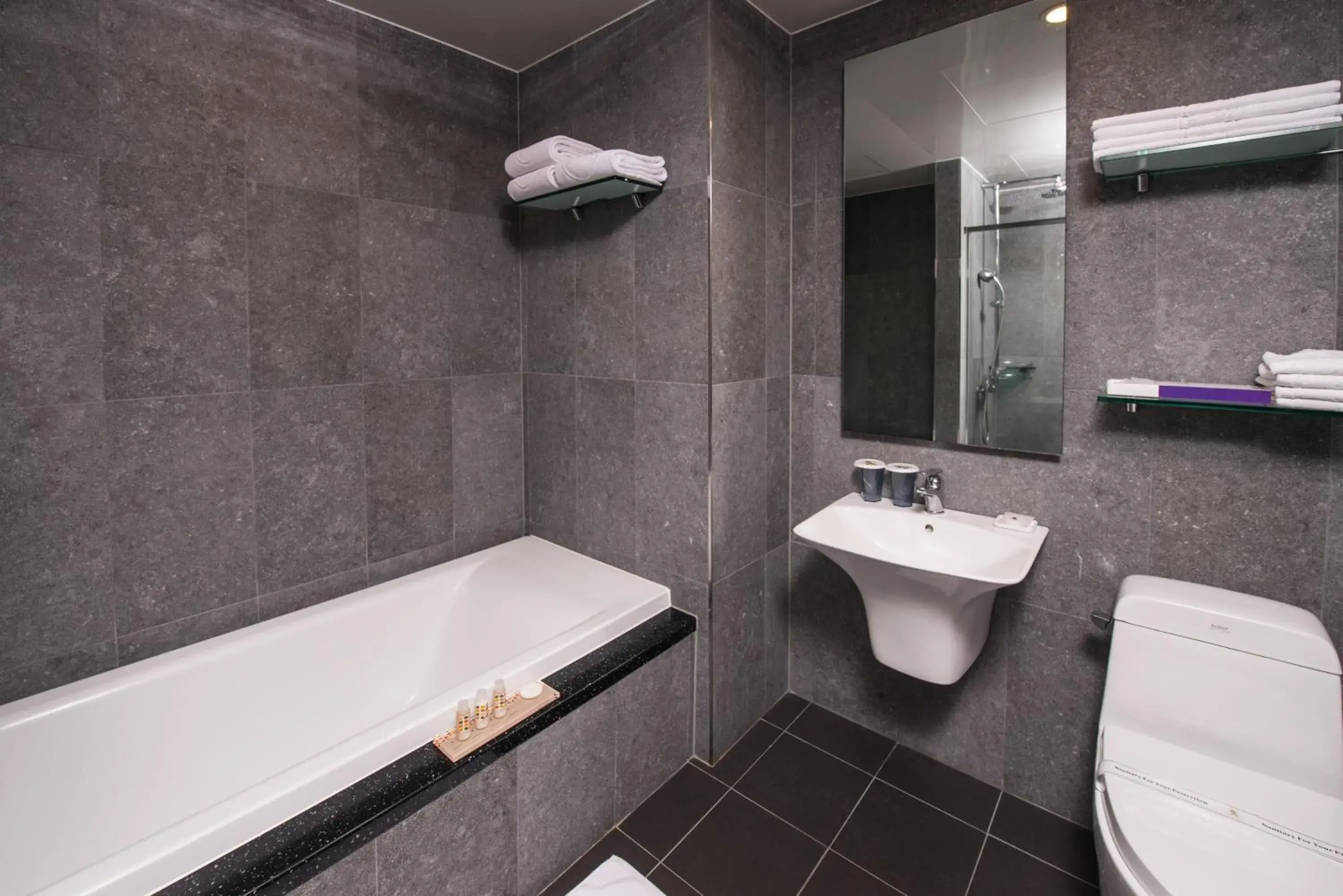 Area and facilities, Bathroom in Hotel Leo