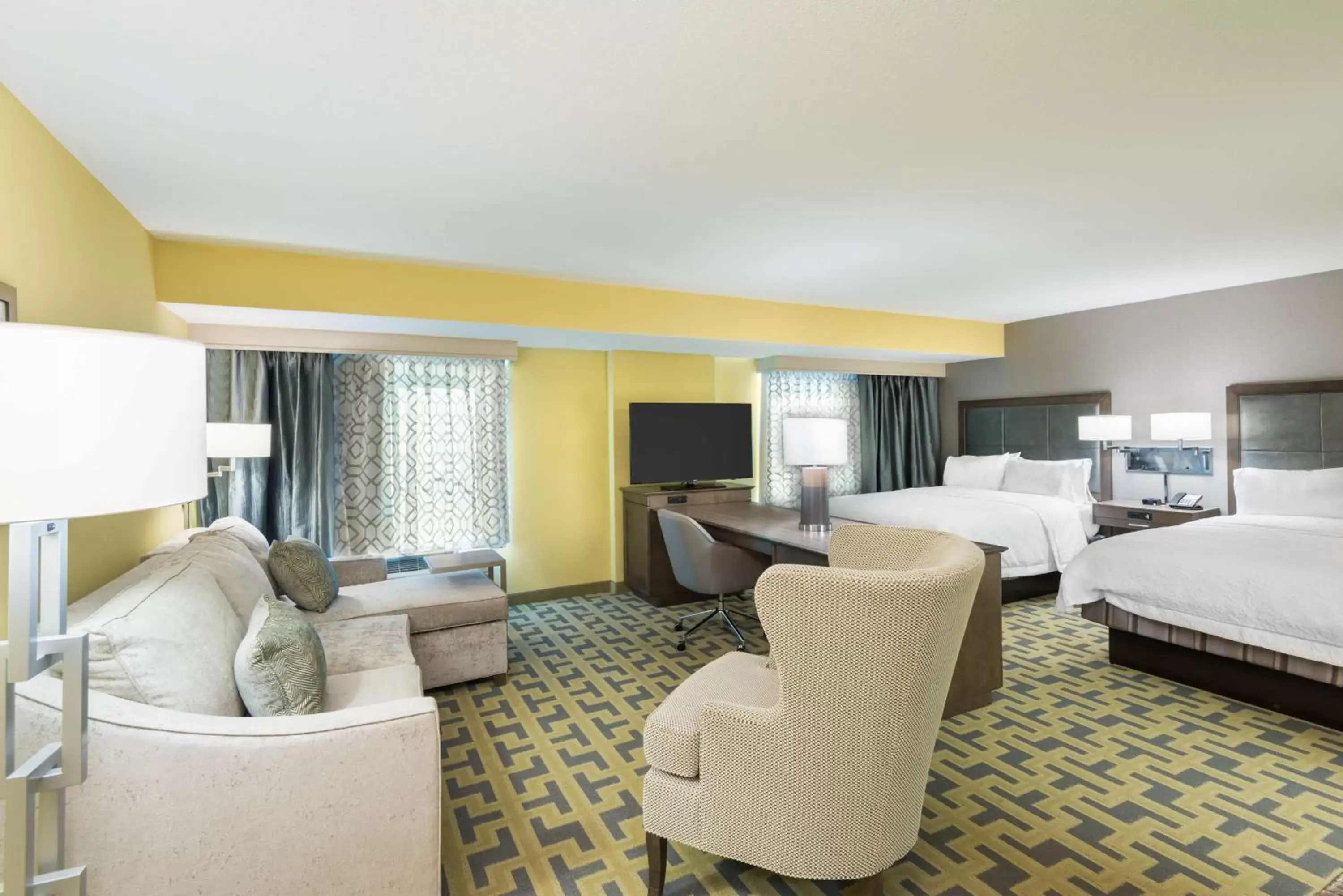 Bed, Seating Area in Hampton Inn & Suites Tampa Airport Avion Park Westshore