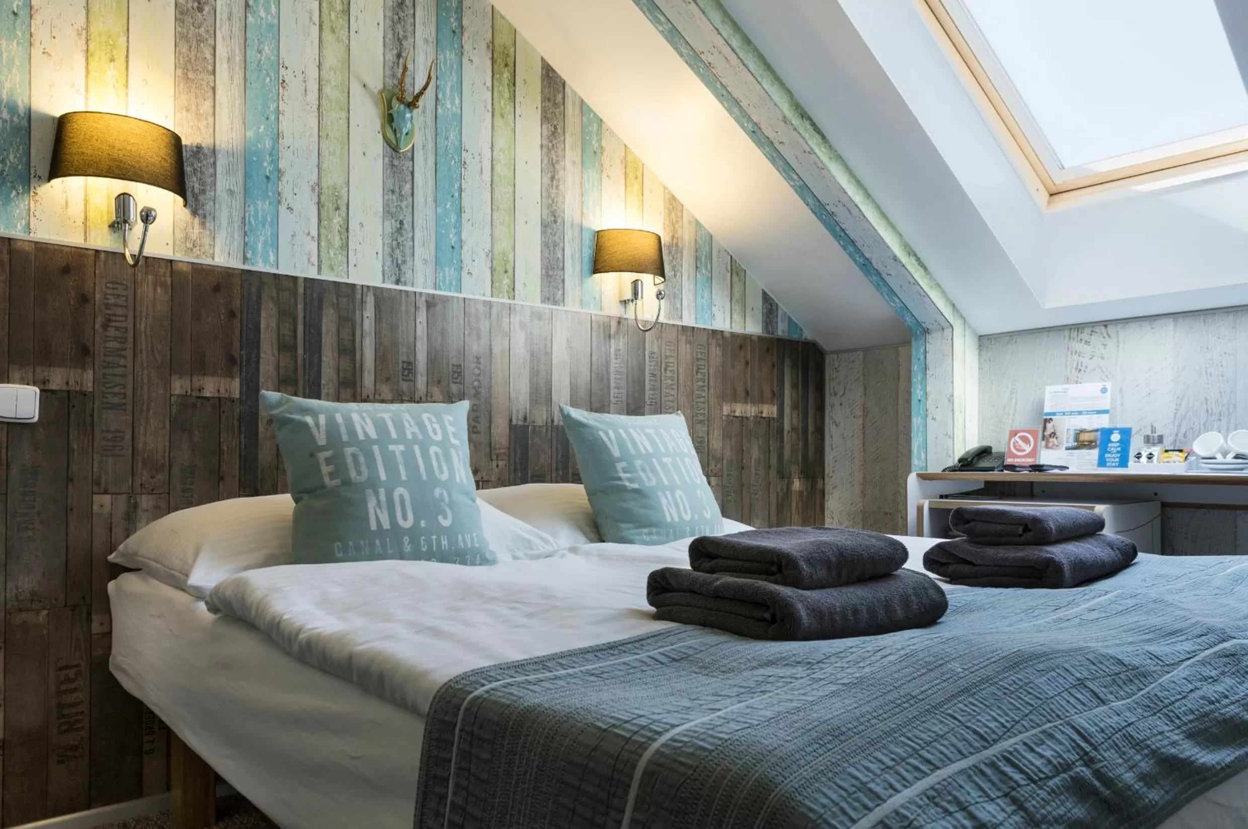 bunk bed, Bed in Royal Court Hotel