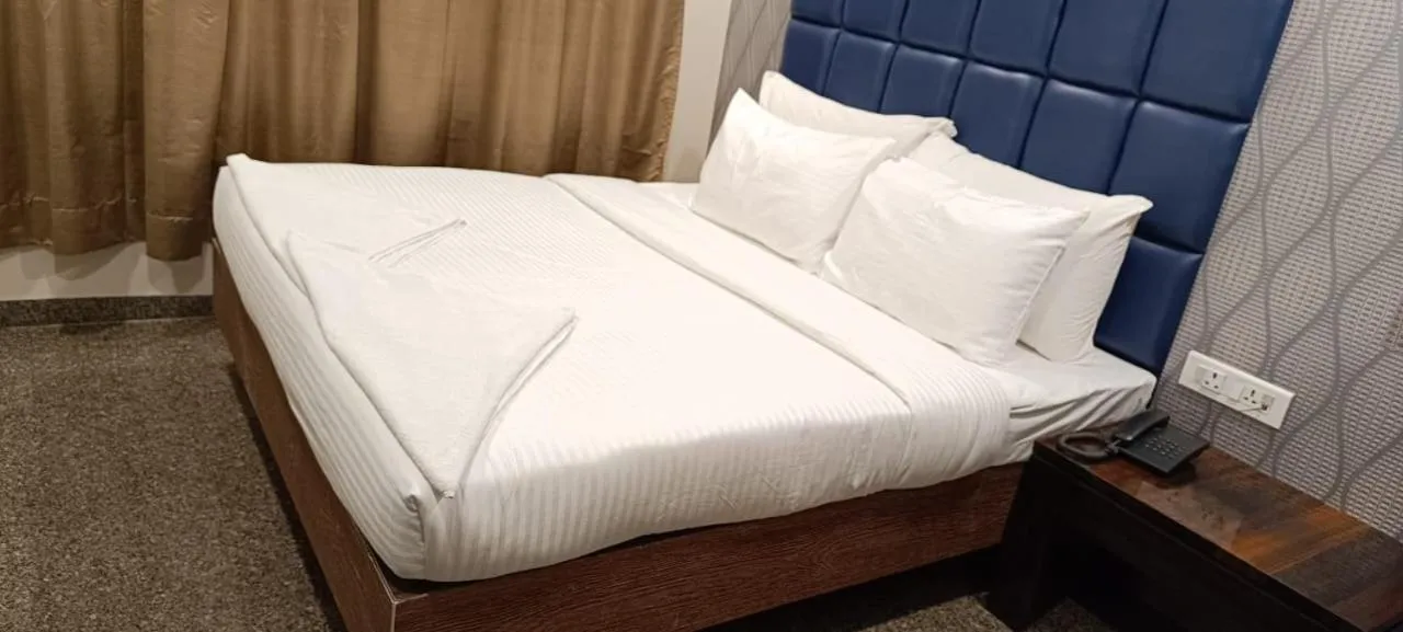 Bed in Hotel Shree MahaLaxmi inn-Couple Friendly