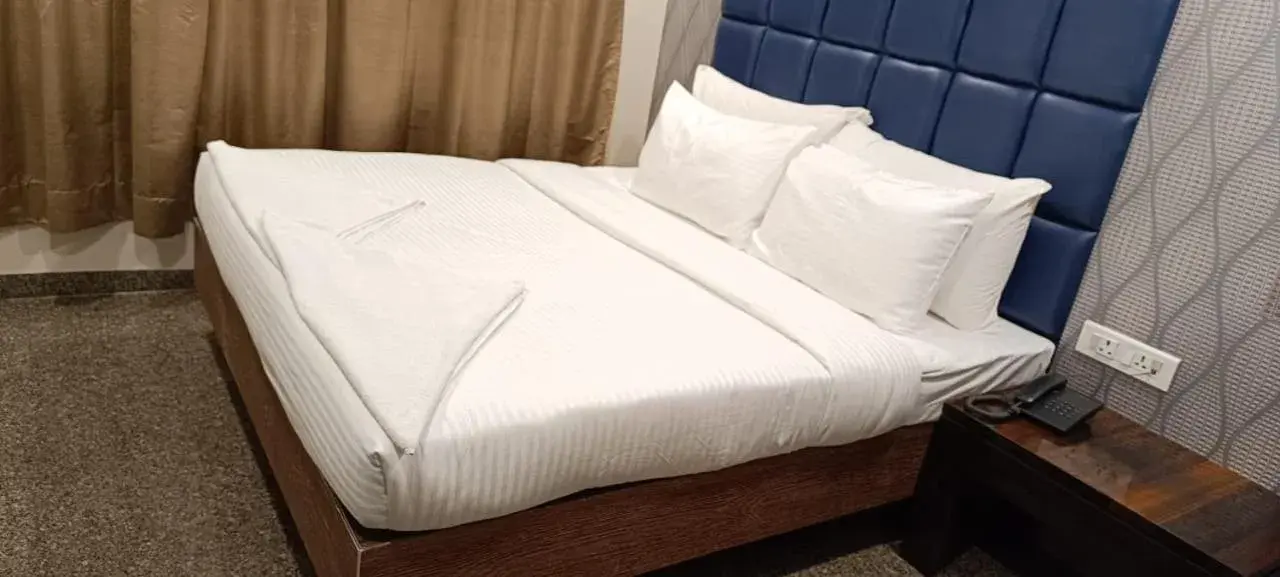 Standard Double Room with Fan in Hotel Shree MahaLaxmi inn-Couple Friendly Standard Double Room with Fan in Hotel Shree MahaLaxmi inn-Couple Friendly