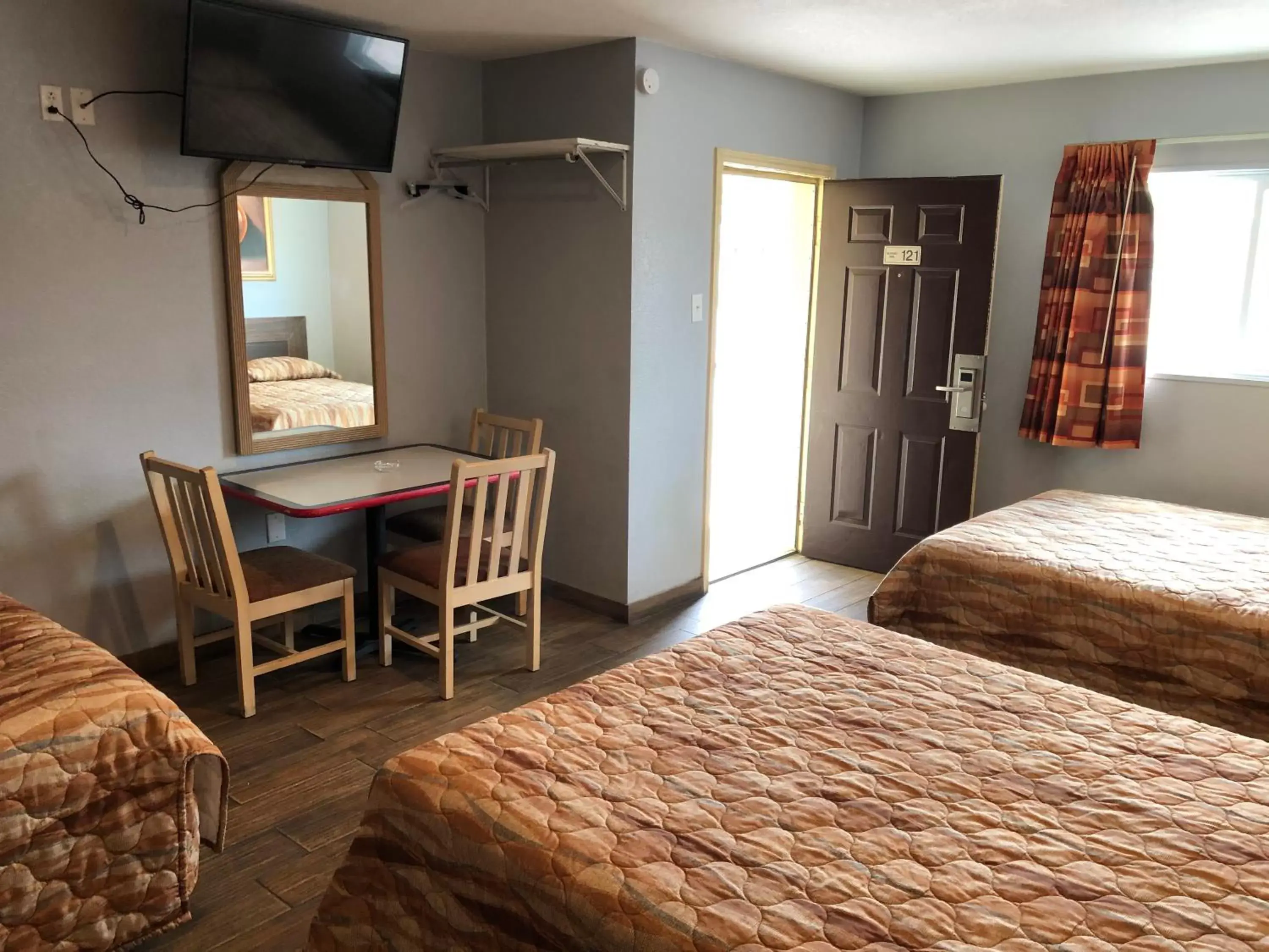 Communal lounge/ TV room, Bed in Budget inn Communal lounge/ TV room, Bed in Budget inn