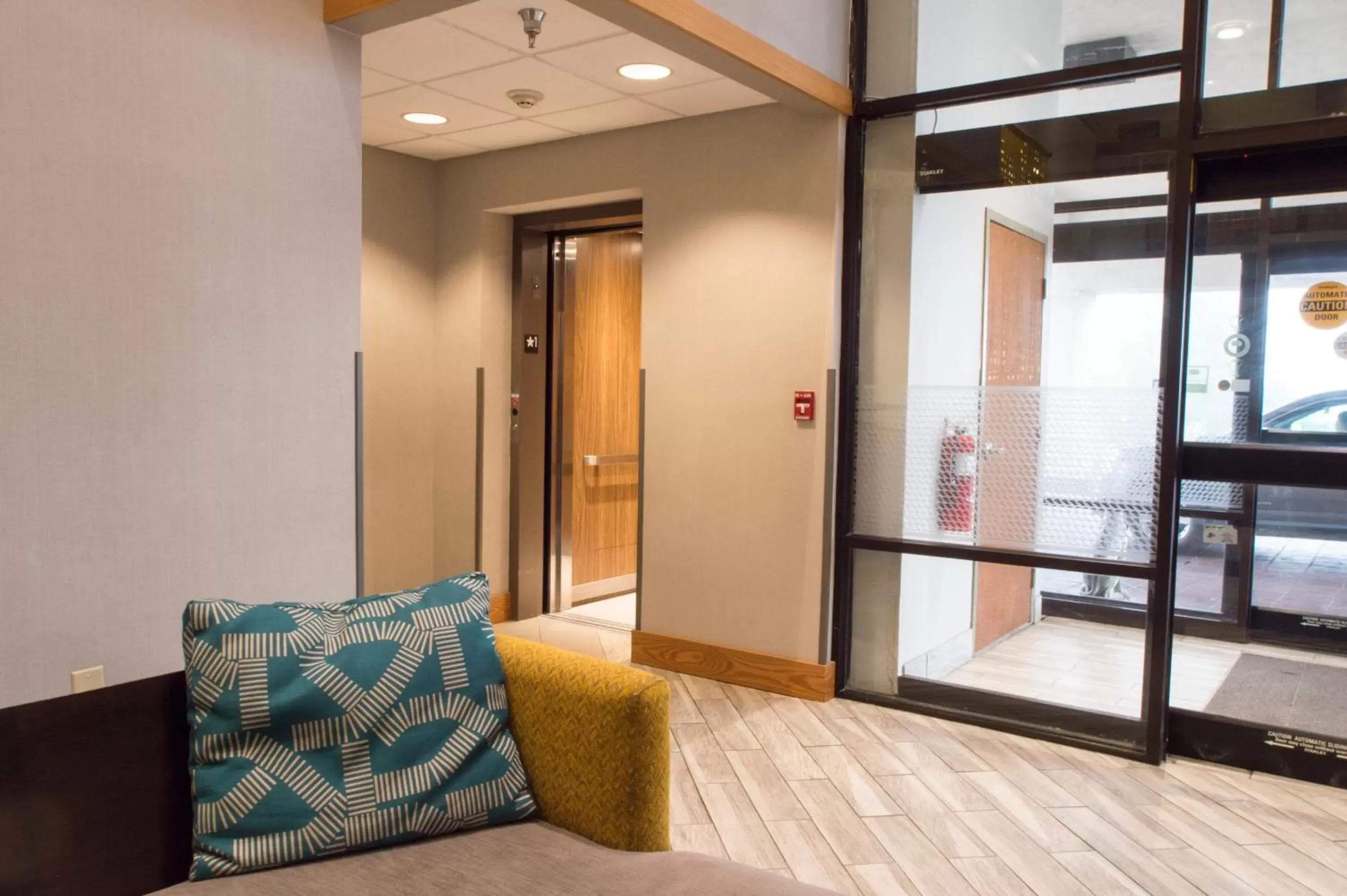 Lobby or reception, Seating Area in Greenstay Hotel & Suites Central