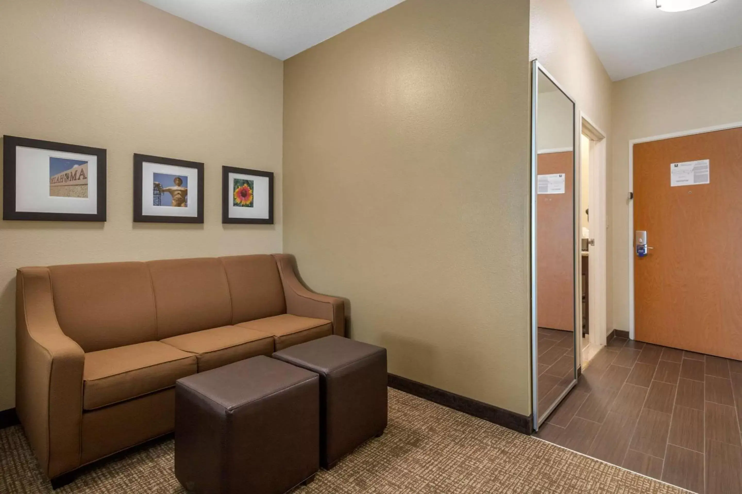 Photo of the whole room, Seating Area in Comfort Inn & Suites Glenpool