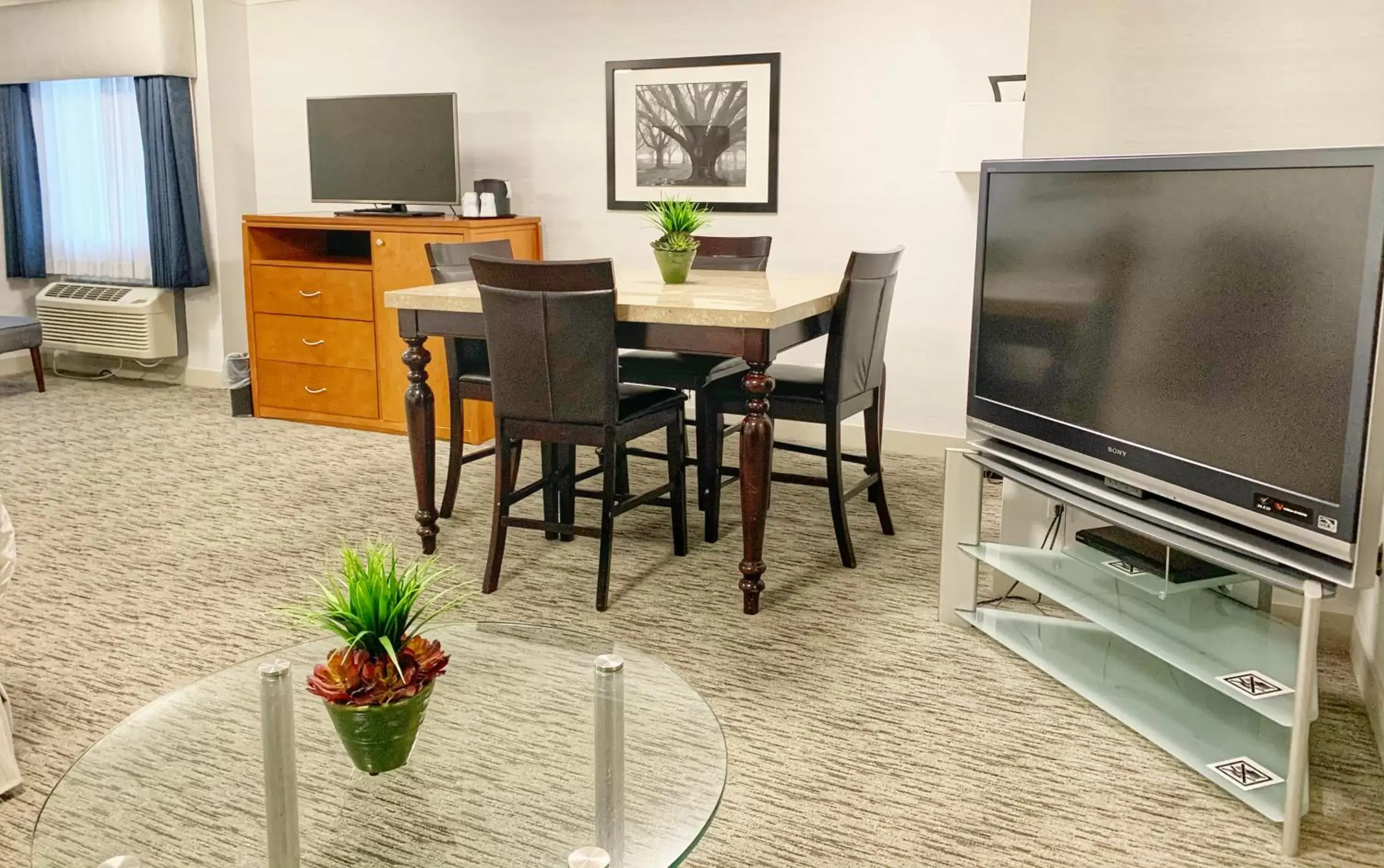 Photo of the whole room, TV/Entertainment Center in Best Western Plus Regency Inn and Conference Centre