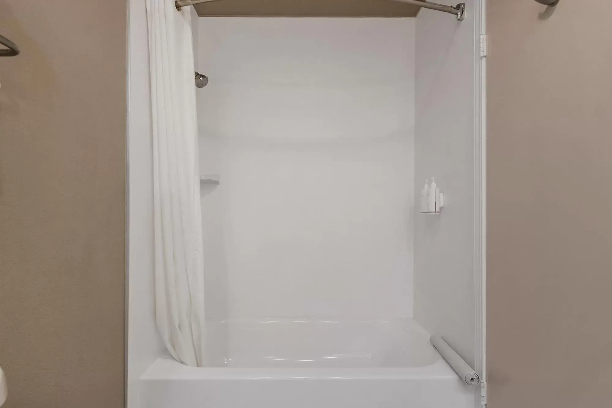 Shower, Bathroom in Heritage Inn - Yosemite/Sonora