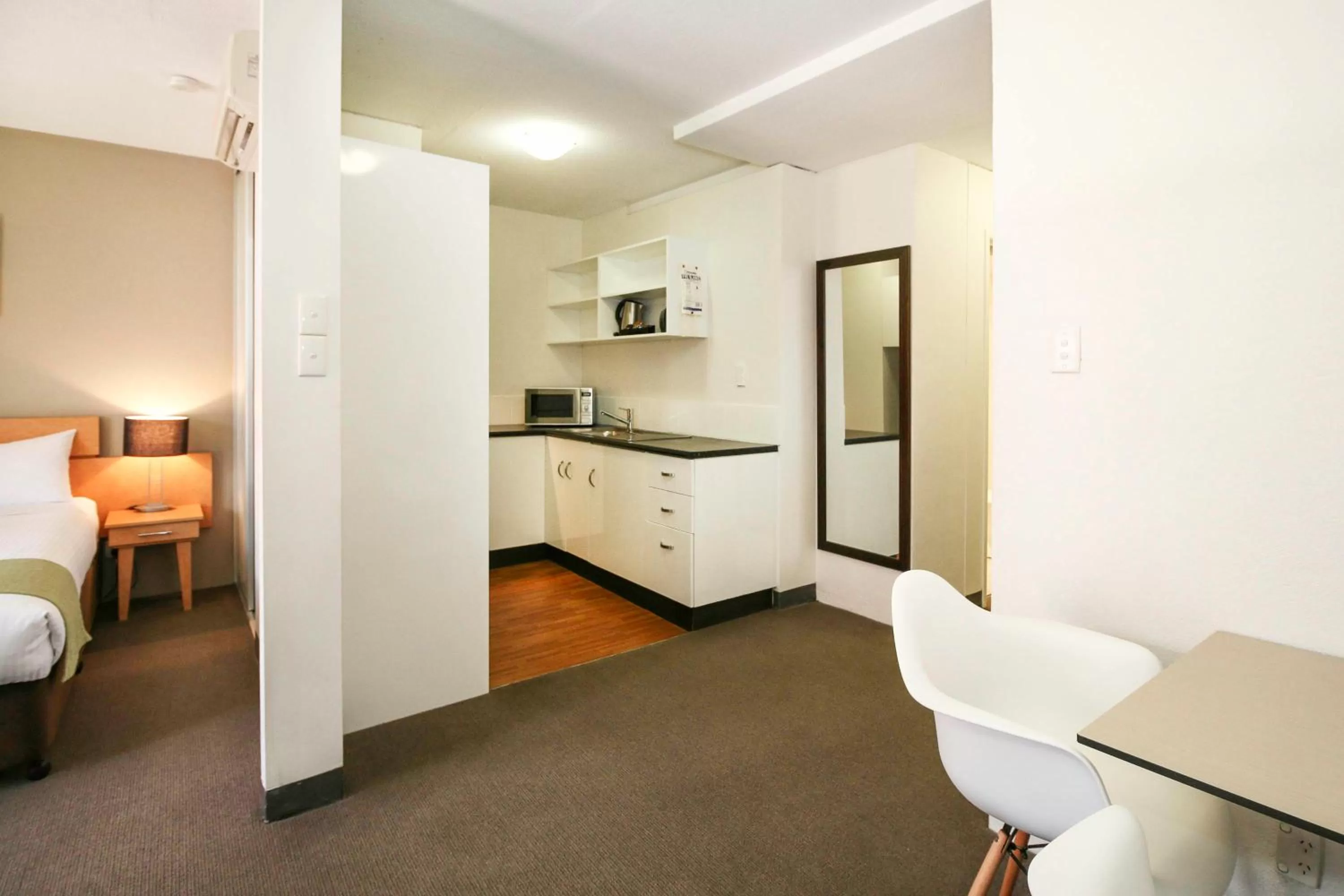 Kitchen or kitchenette, Bed in BreakFree Adelaide