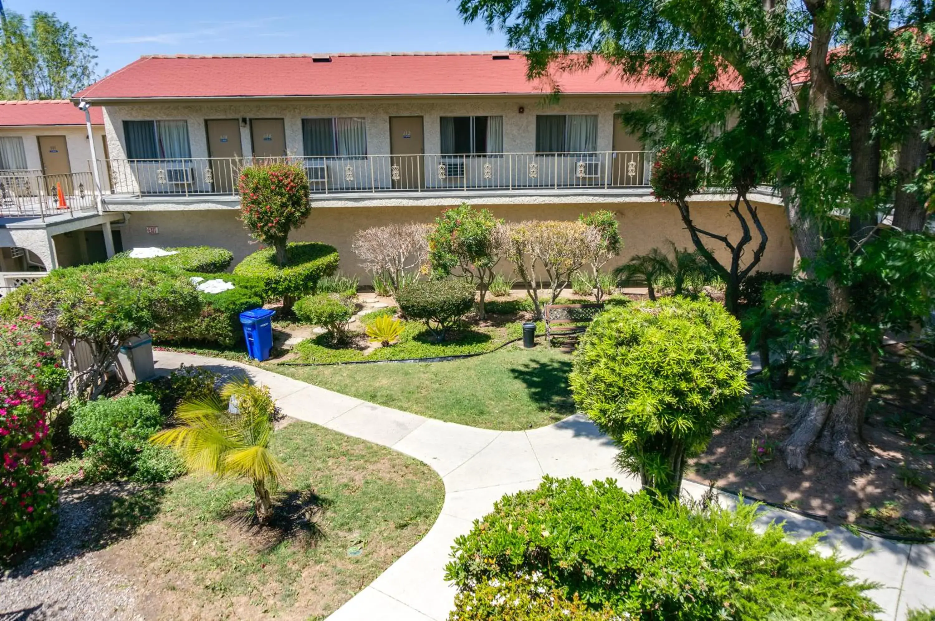 Area and facilities, Property Building in California Suites Hotel