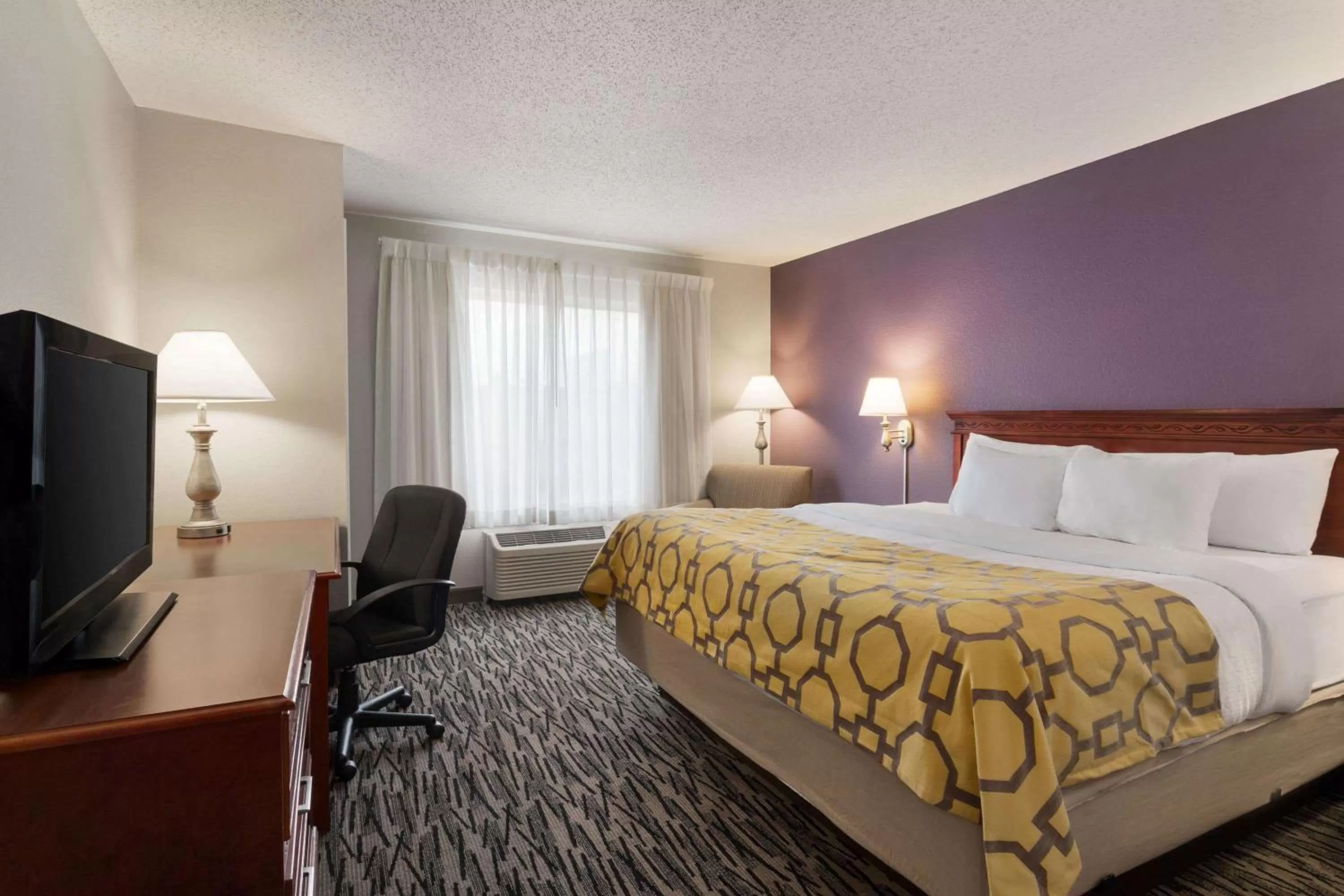 Photo of the whole room, Bed in Baymont by Wyndham Springfield I-44