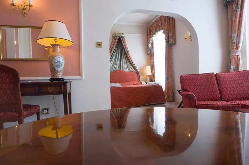 Bedroom, Seating Area in Royal Victoria Hotel