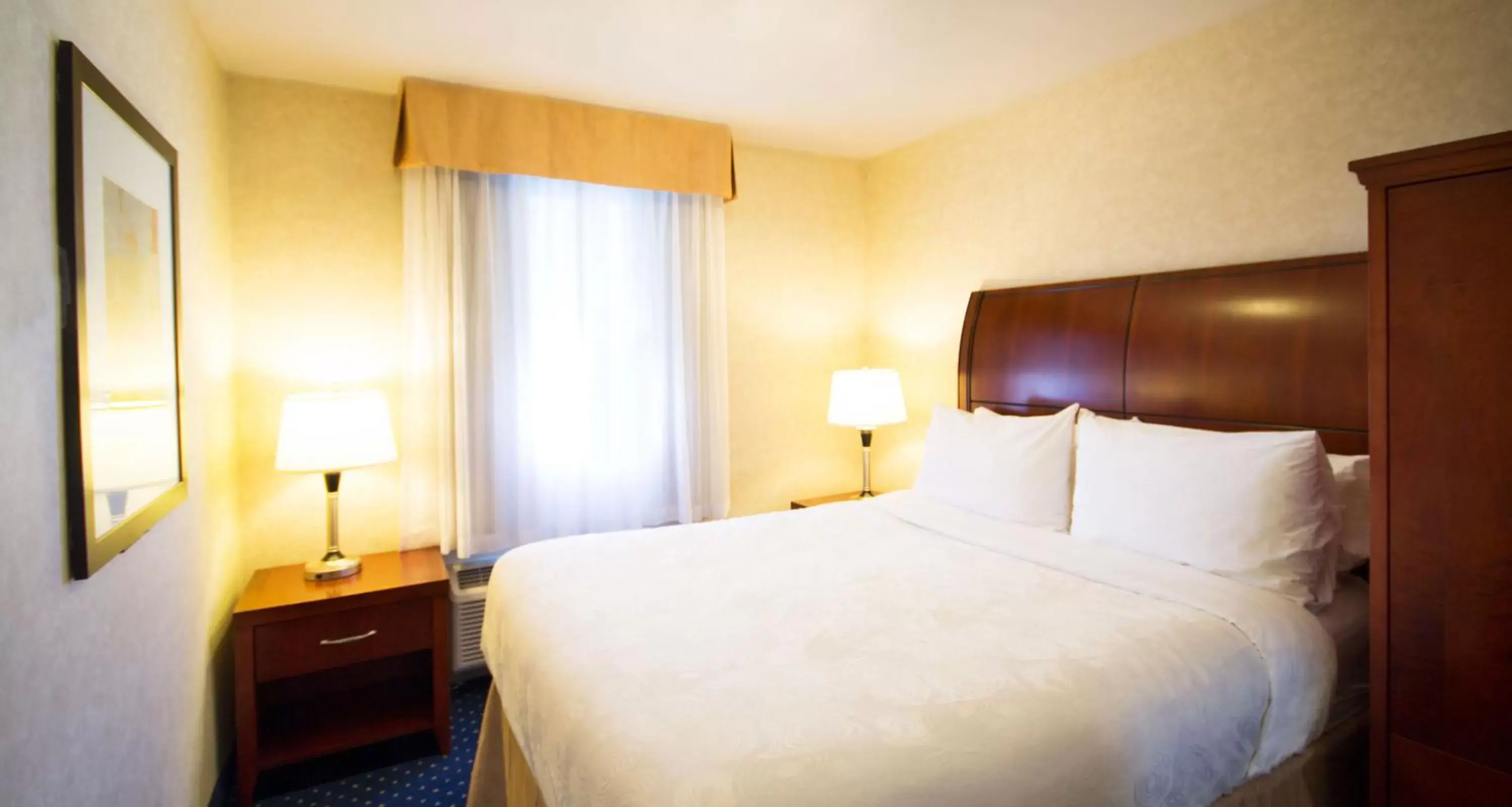 Bedroom, Bed in Best Western Plus Suites Downtown Calgary