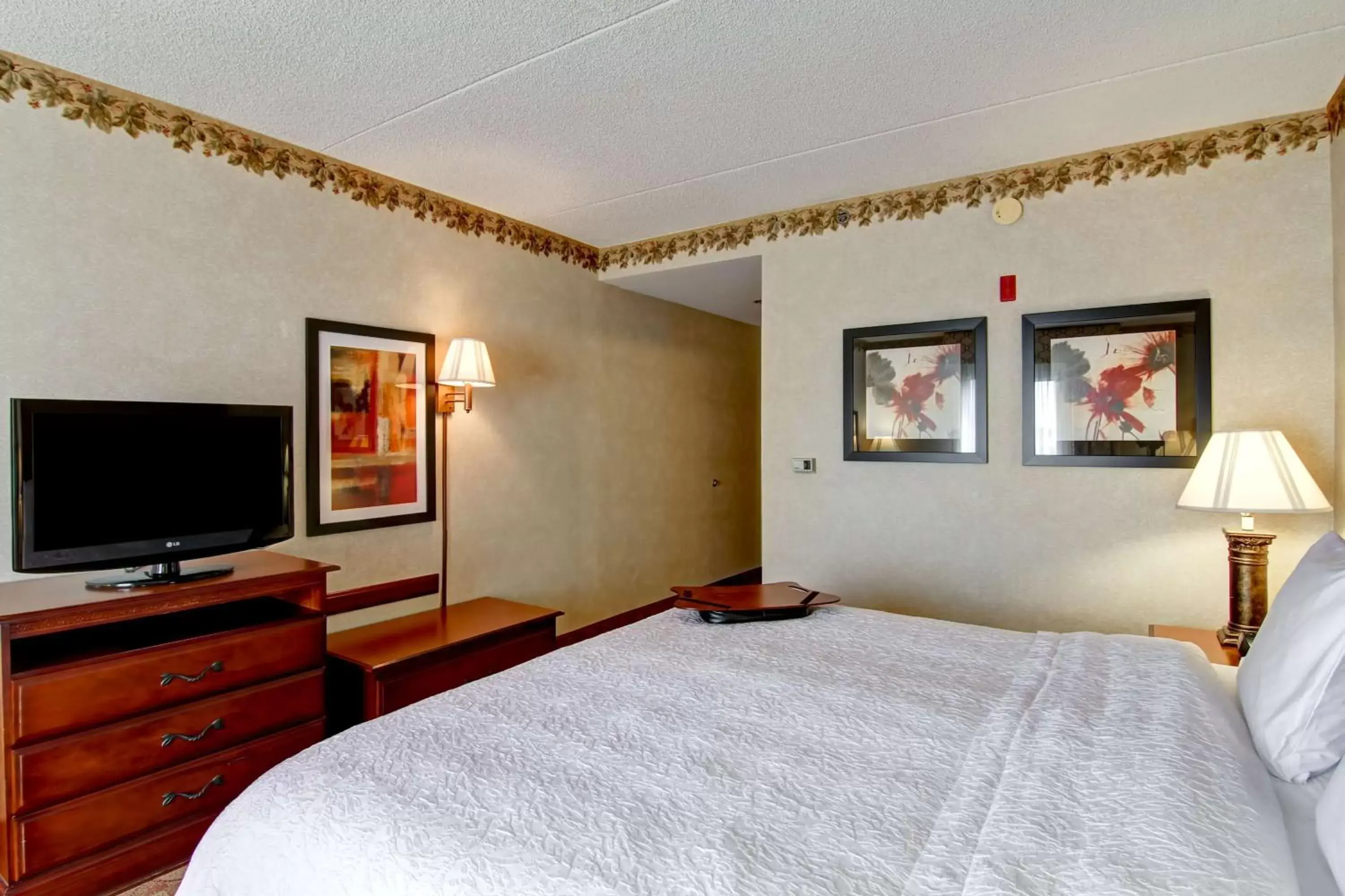 Bed in Hampton Inn & Suites Leesburg