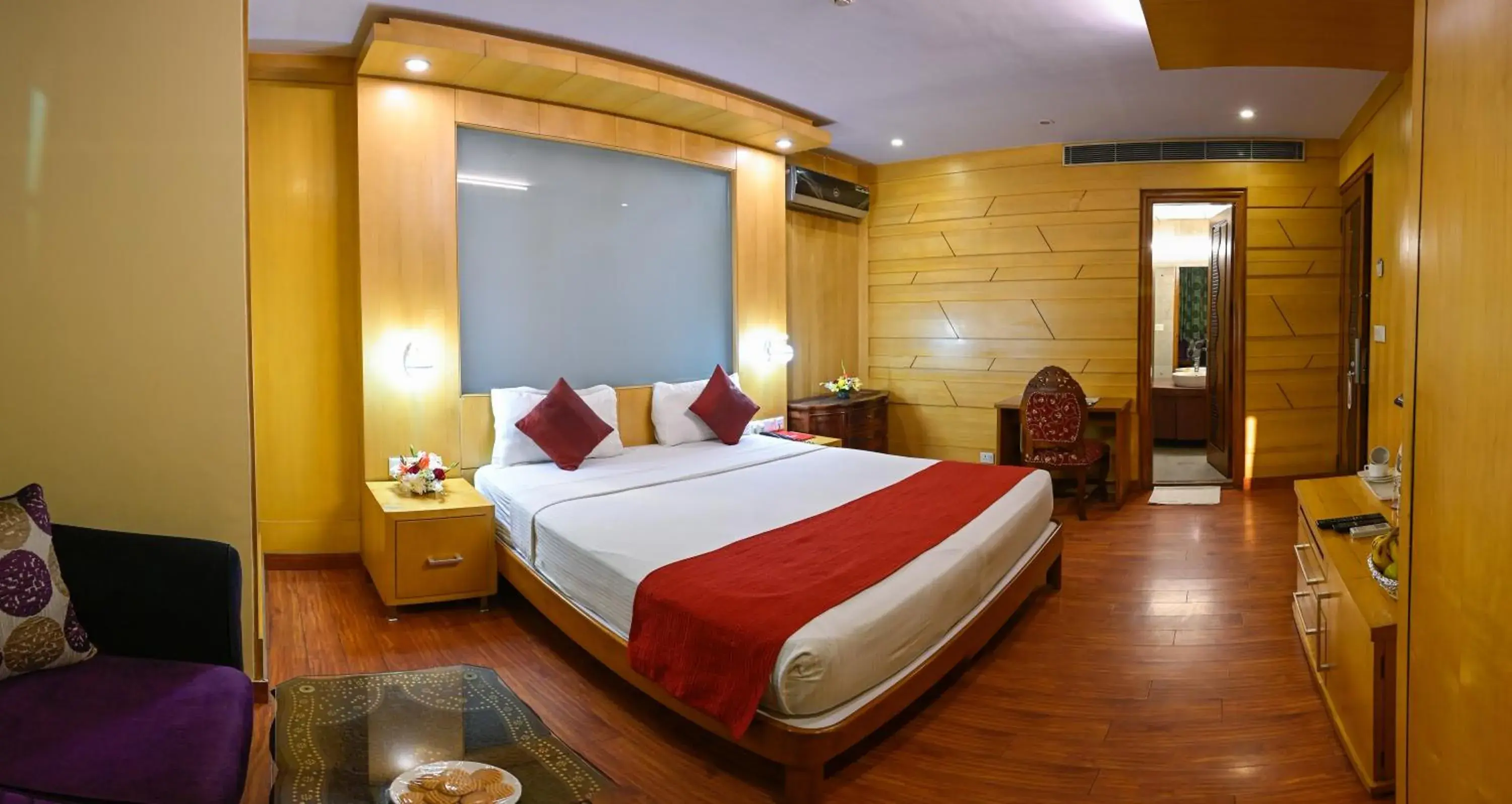 Bed in Hotel Emarald, New Delhi