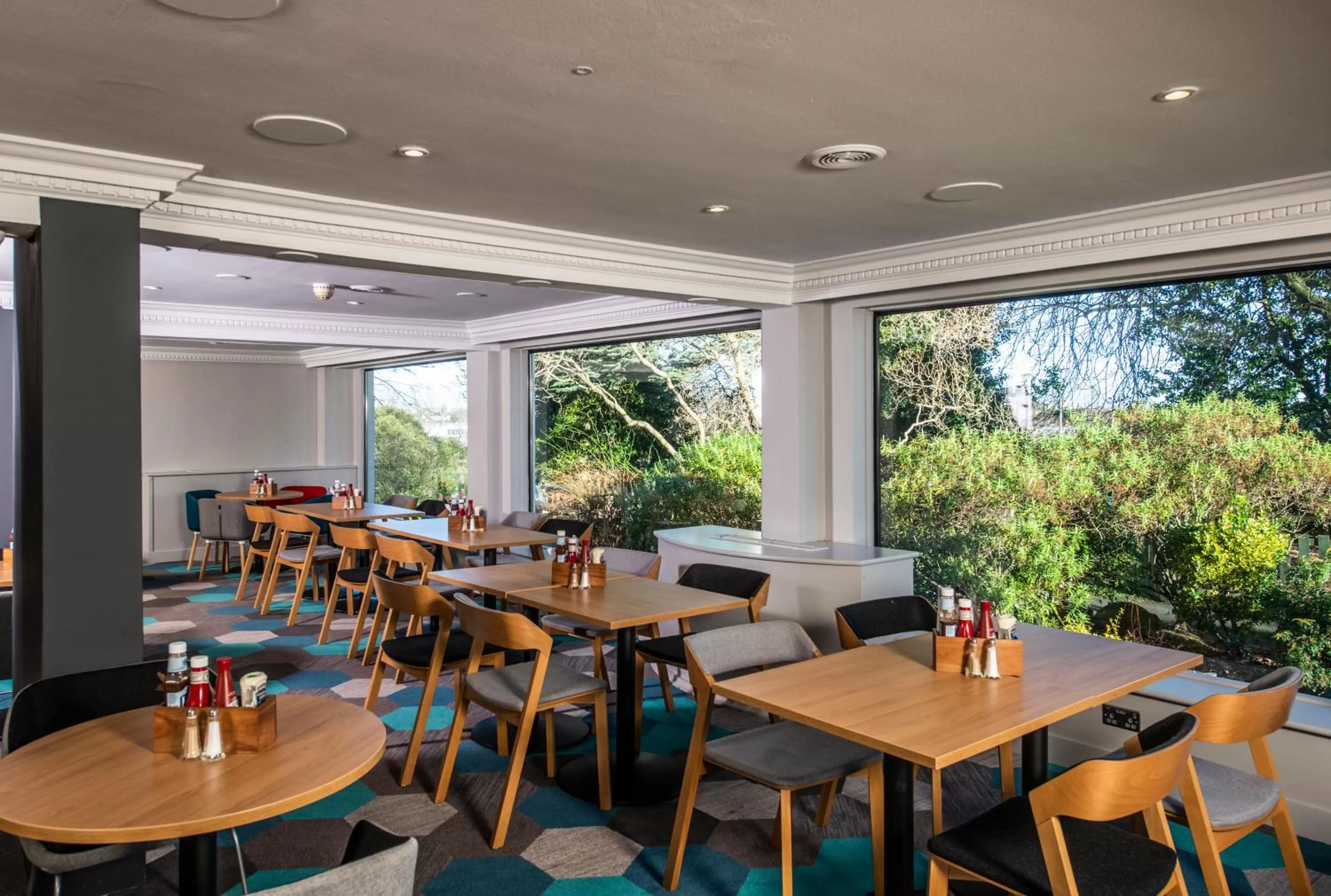 Restaurant/places to eat in Holiday Inn Express Edinburgh City West by IHG