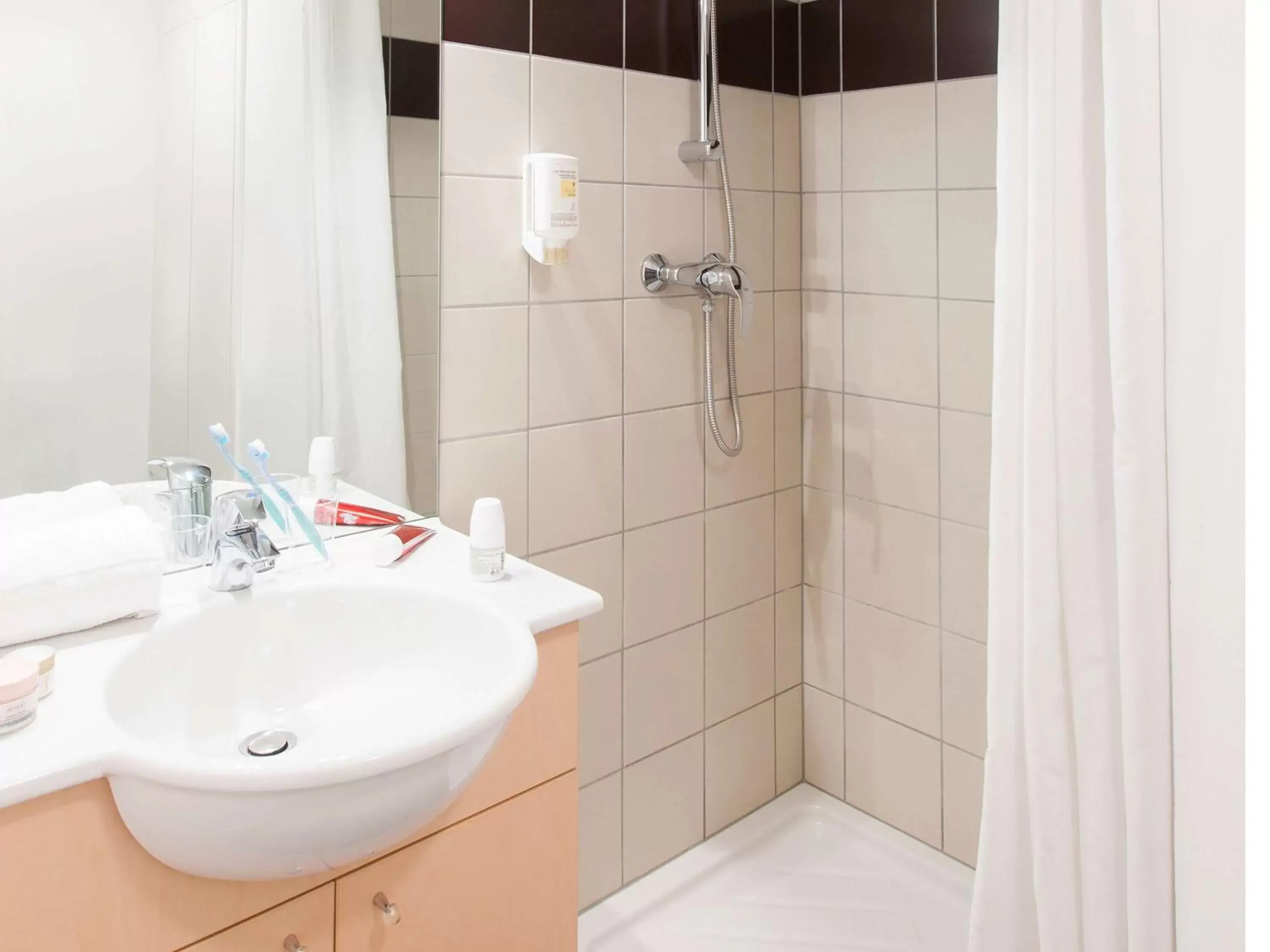 Photo of the whole room, Bathroom in Aparthotel Adagio Access Saint Louis Bâle