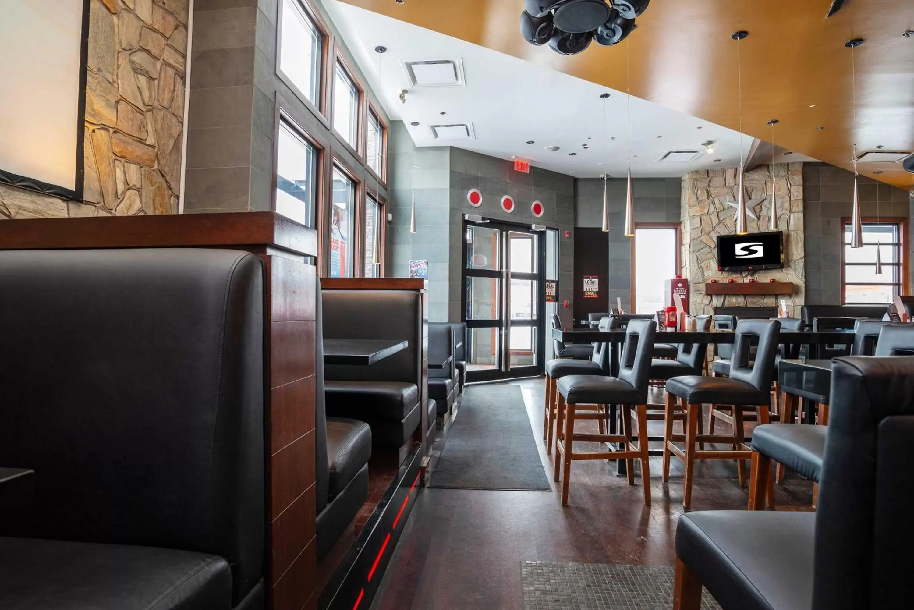 Lounge or bar, Restaurant/Places to Eat in Sandman Hotel & Suites Calgary West