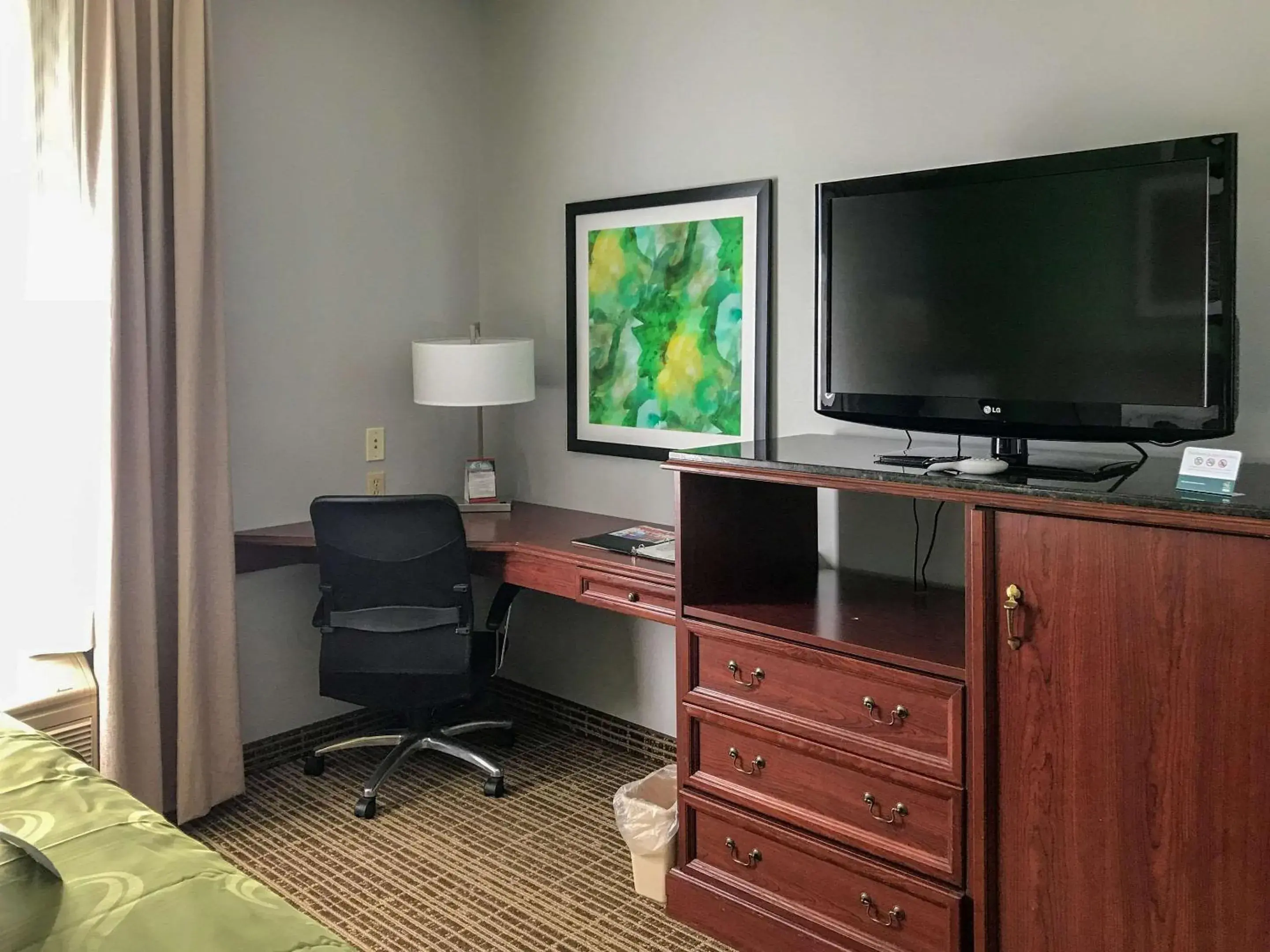 Bedroom, TV/Entertainment Center in Quality Inn Richmond