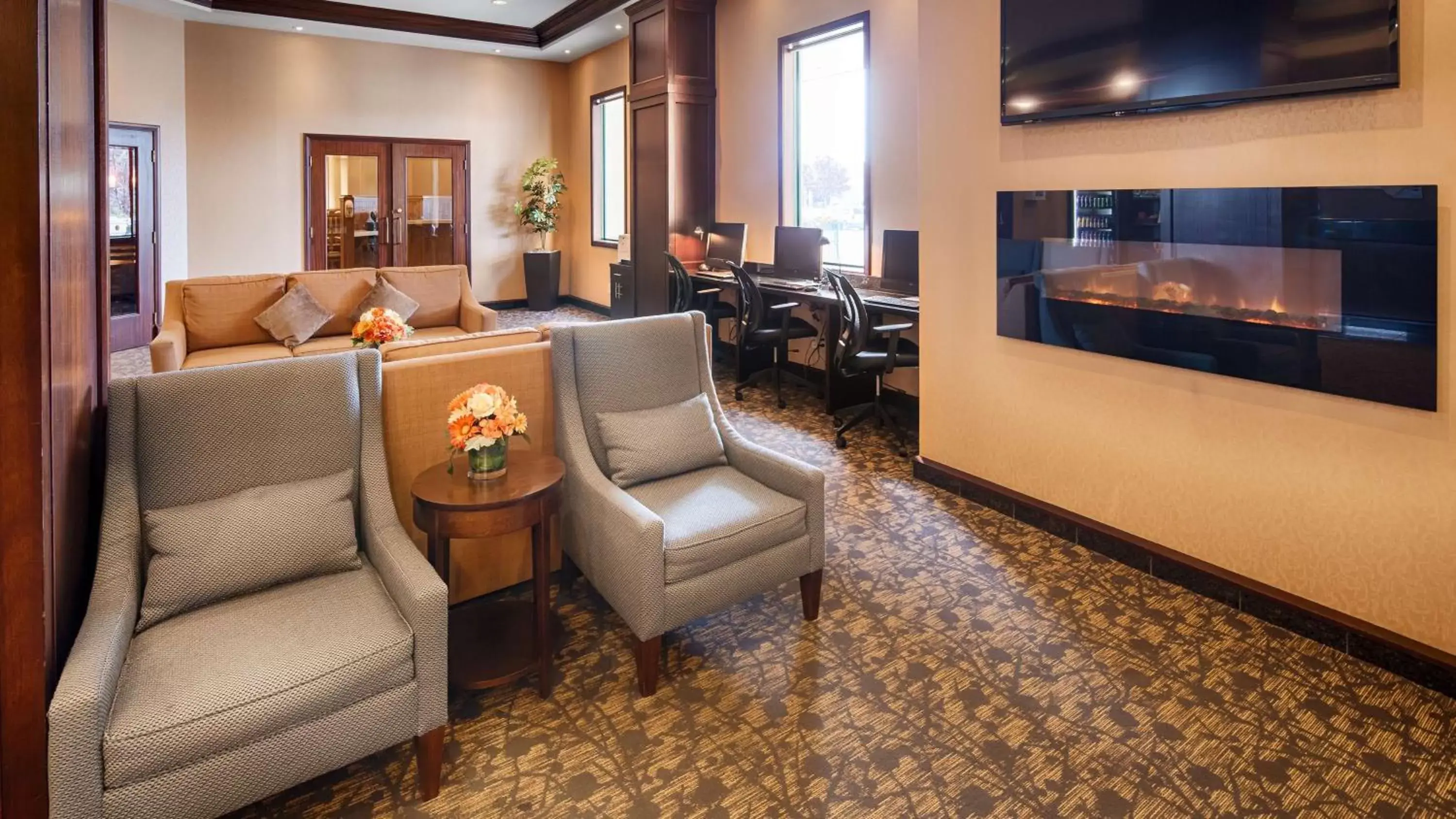 Lobby or reception, Seating Area in Best Western Plus Winnipeg Airport Hotel