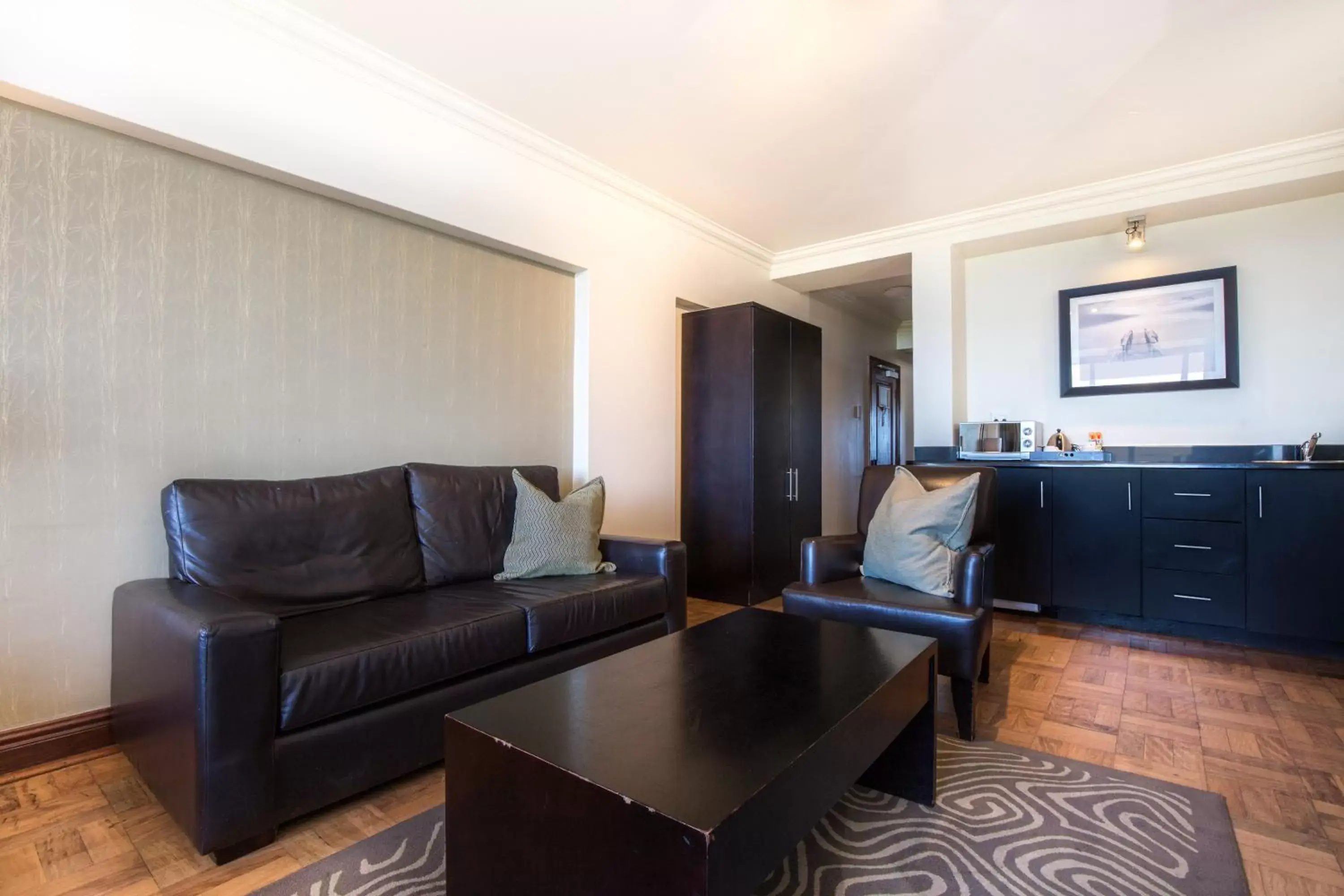 Bedroom, Seating Area in Belaire Suites Hotel