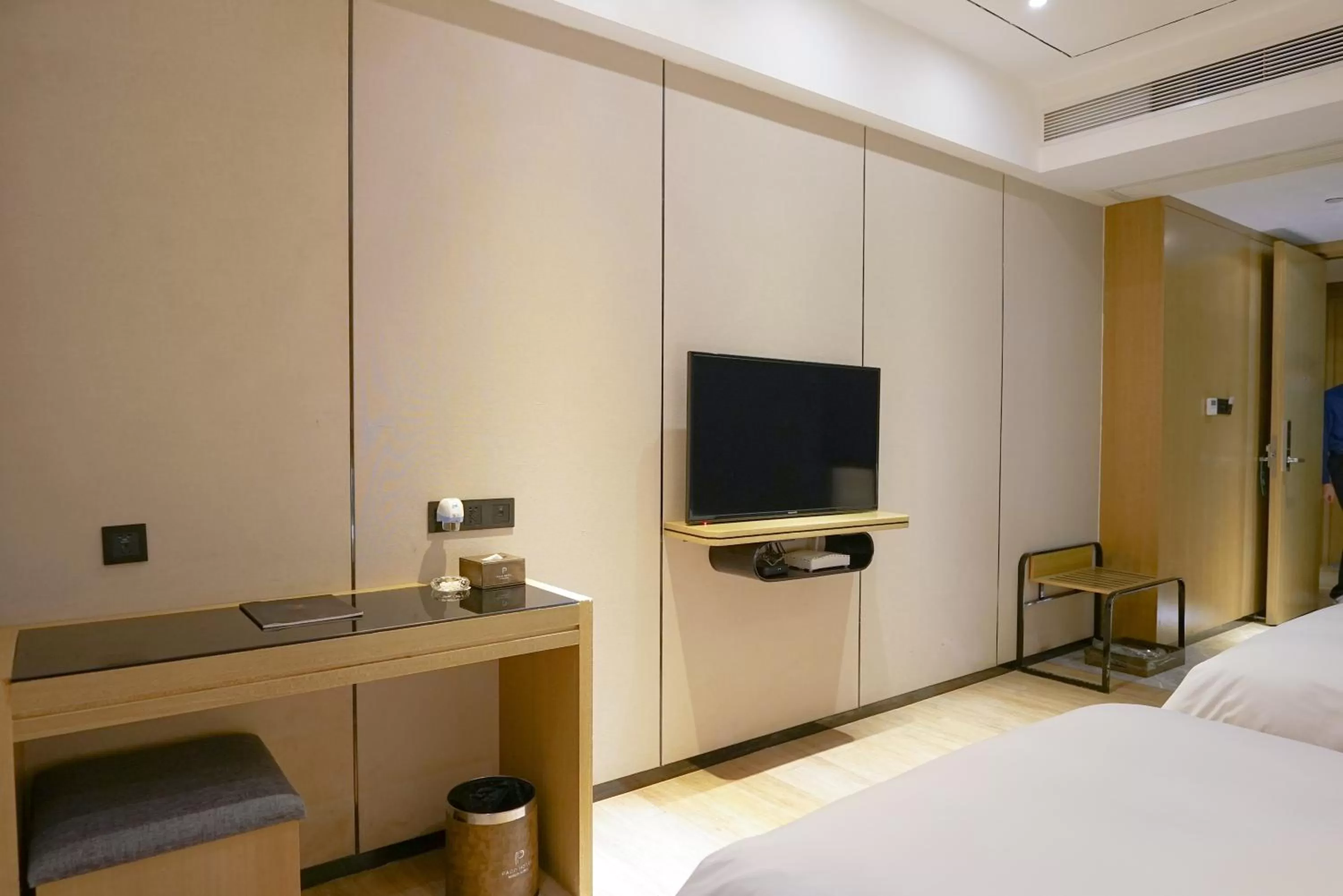 Photo of the whole room, TV/Entertainment Center in Paco Hotel Tiyuxilu Metro Guangzhou-Free Shuttle Bus fir Canton Fair