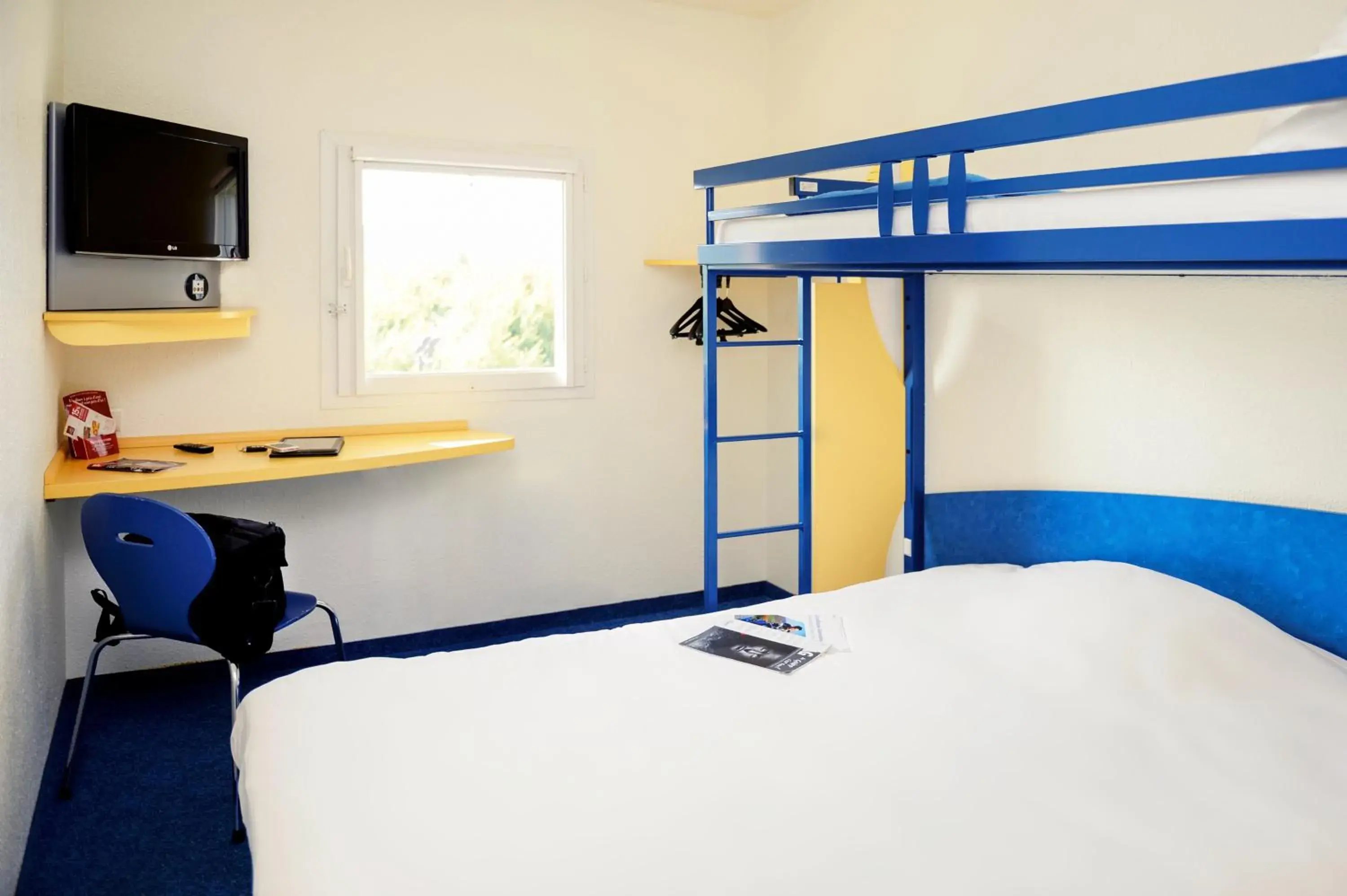 Bed, Bunk Bed in ibis budget Amboise