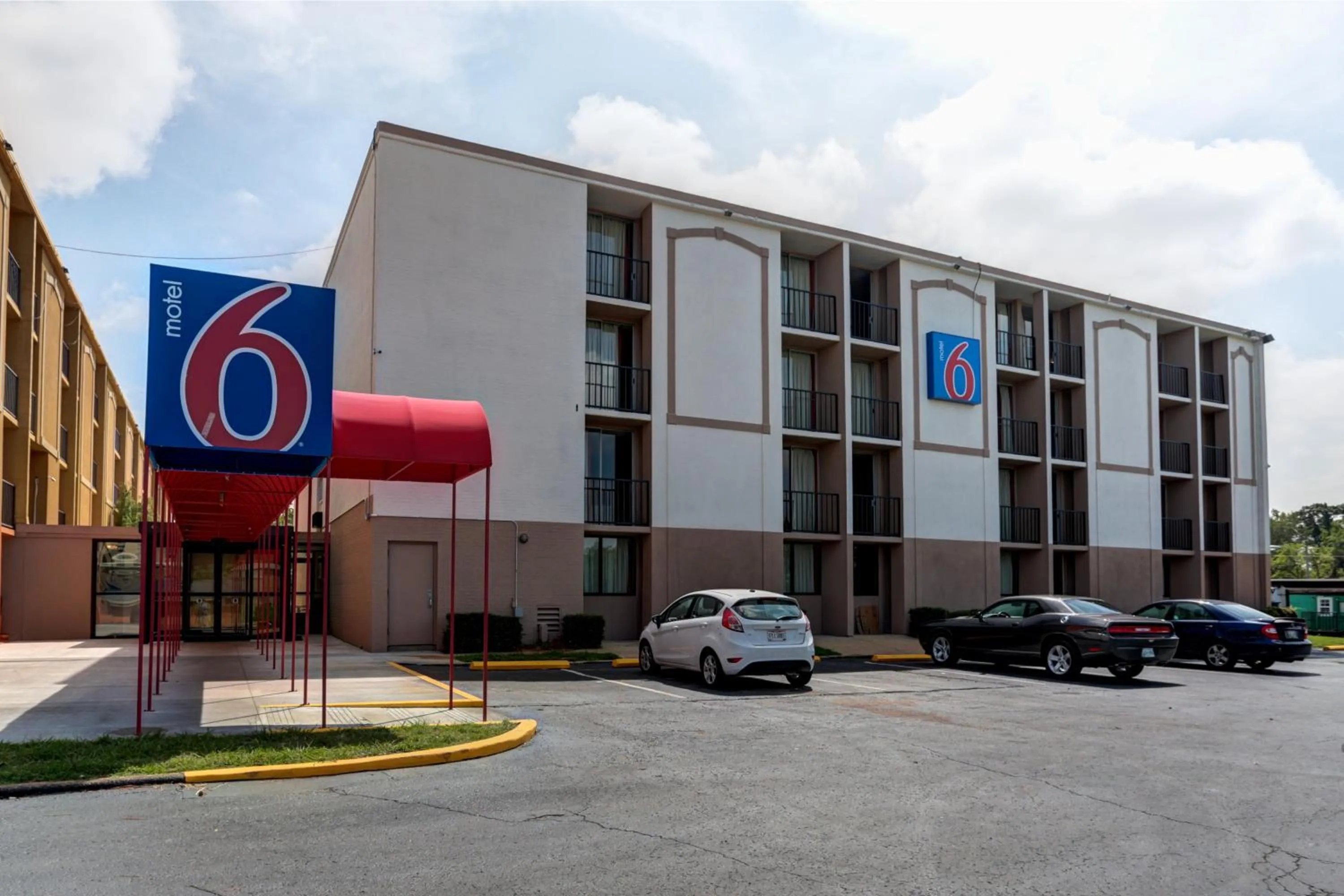 Property building in Motel 6 Jackson, TN
