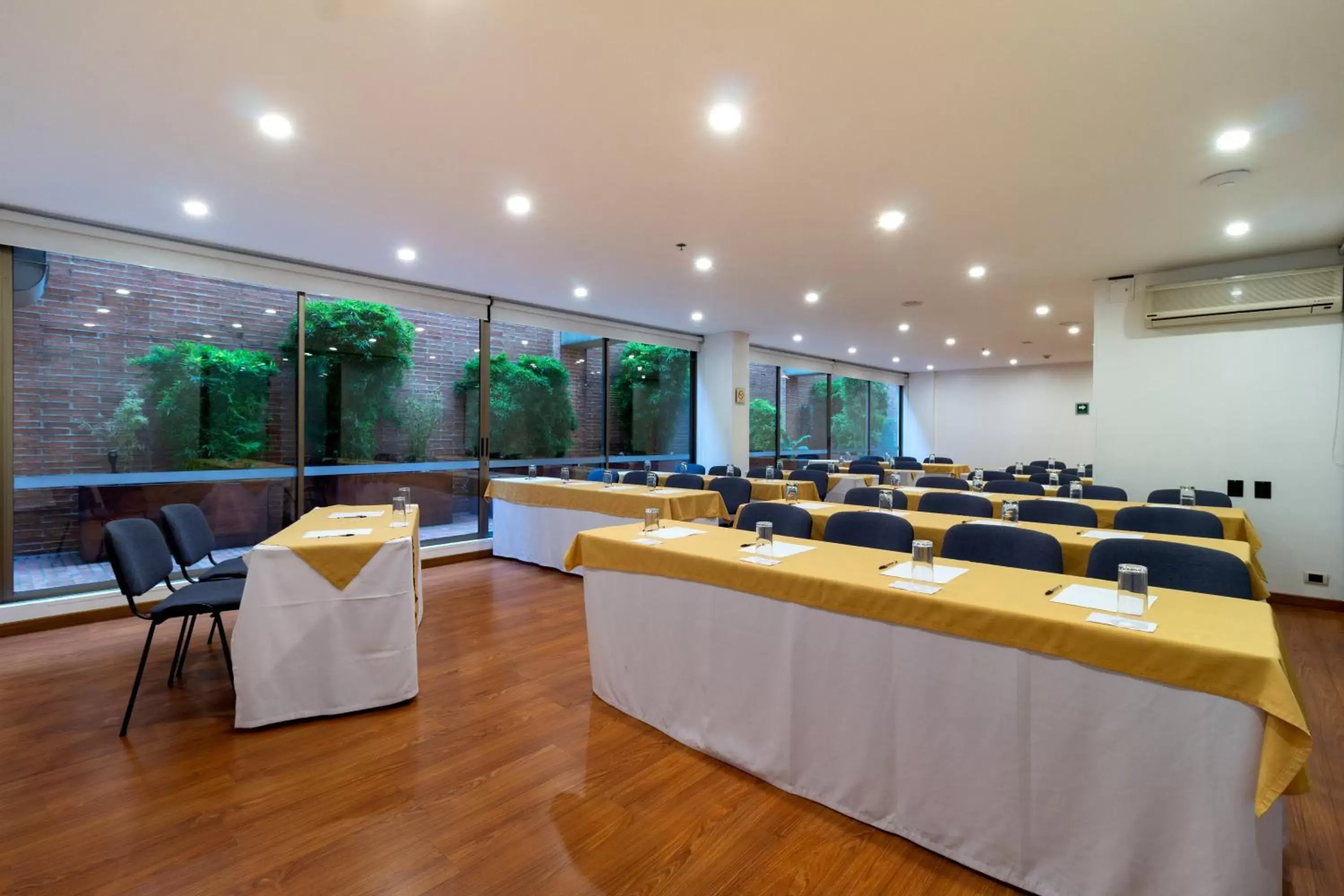 Business facilities in Hotel Madisson Inn Luxury By GEH Suites