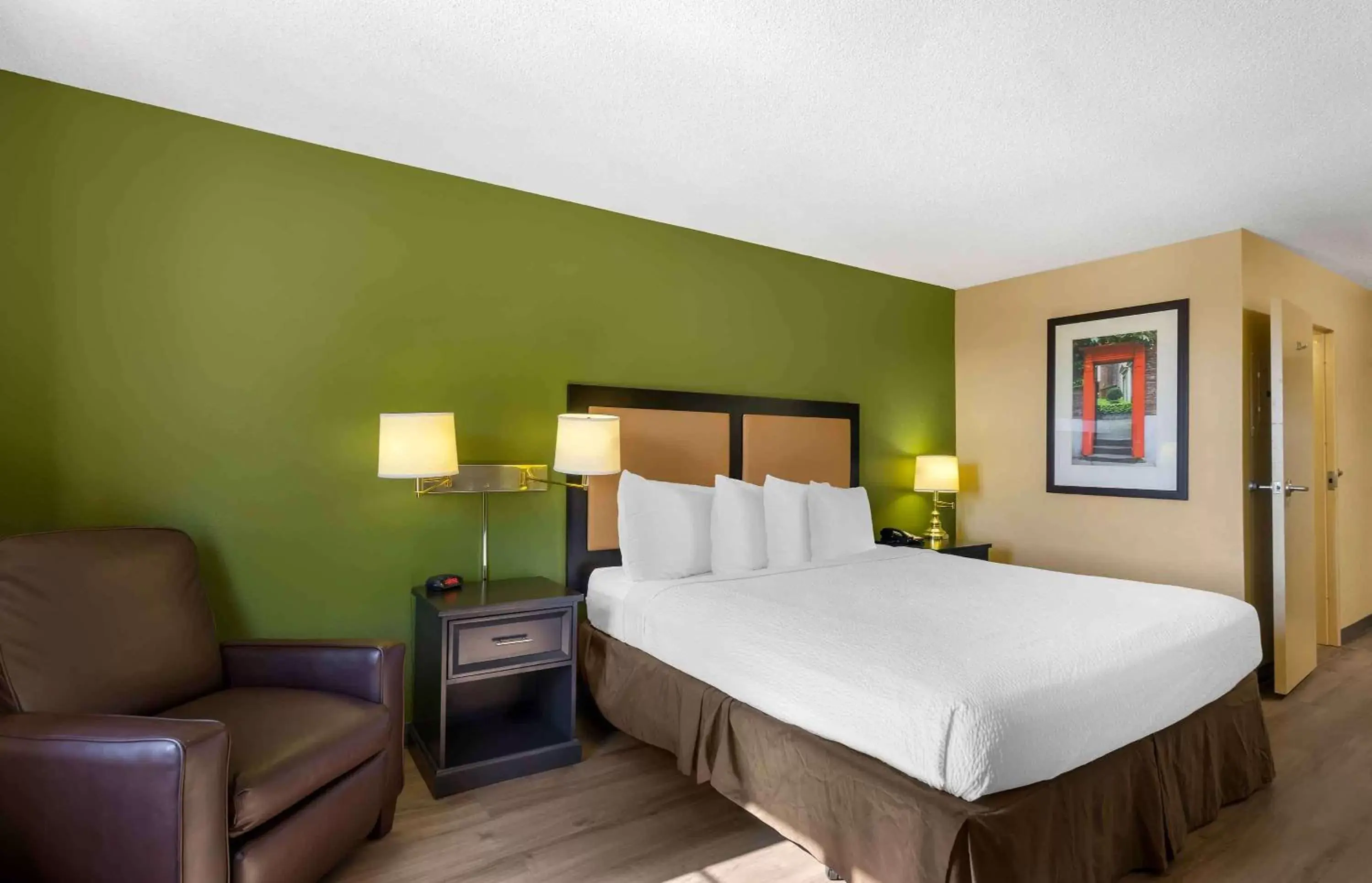 Bedroom, Bed in Extended Stay America Select Suites - Raleigh - RDU Airport