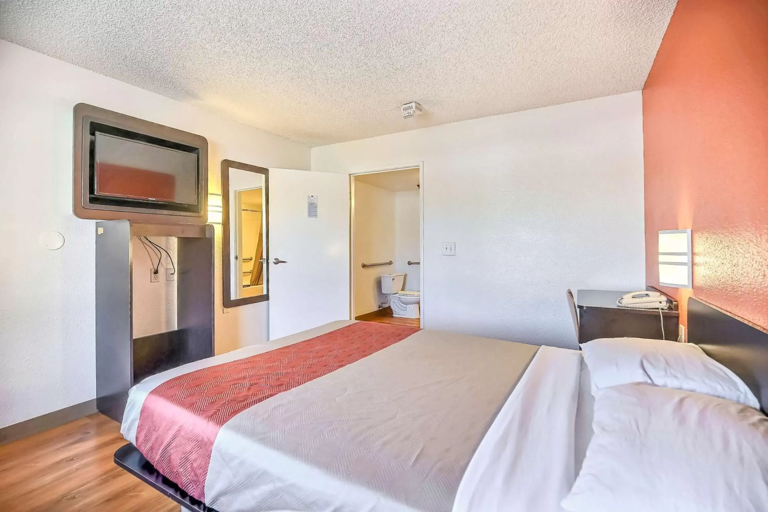 TV and multimedia, Room Photo in Motel 6-Oakland, CA - Embarcadero