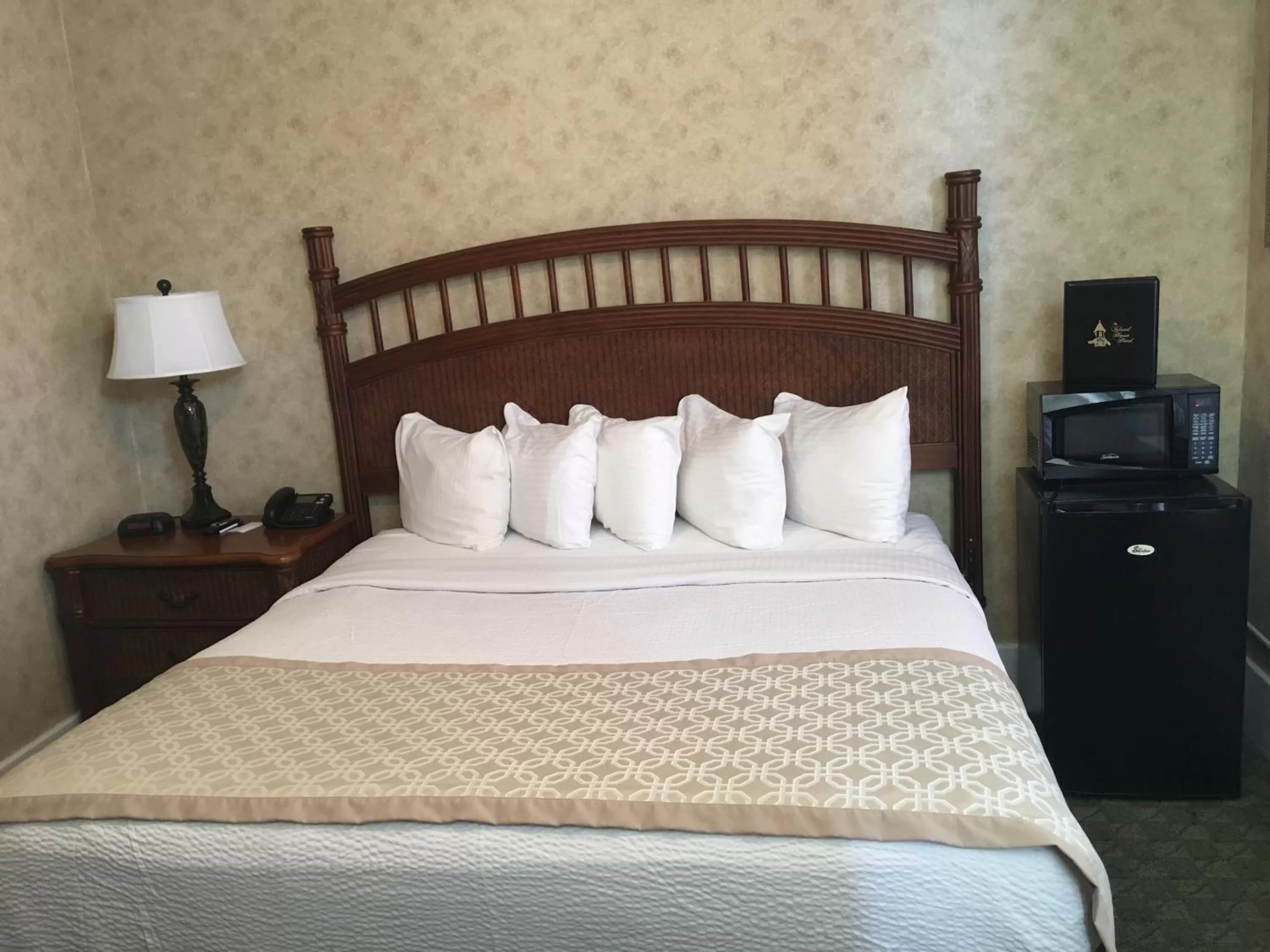 Bed in The Island House Hotel