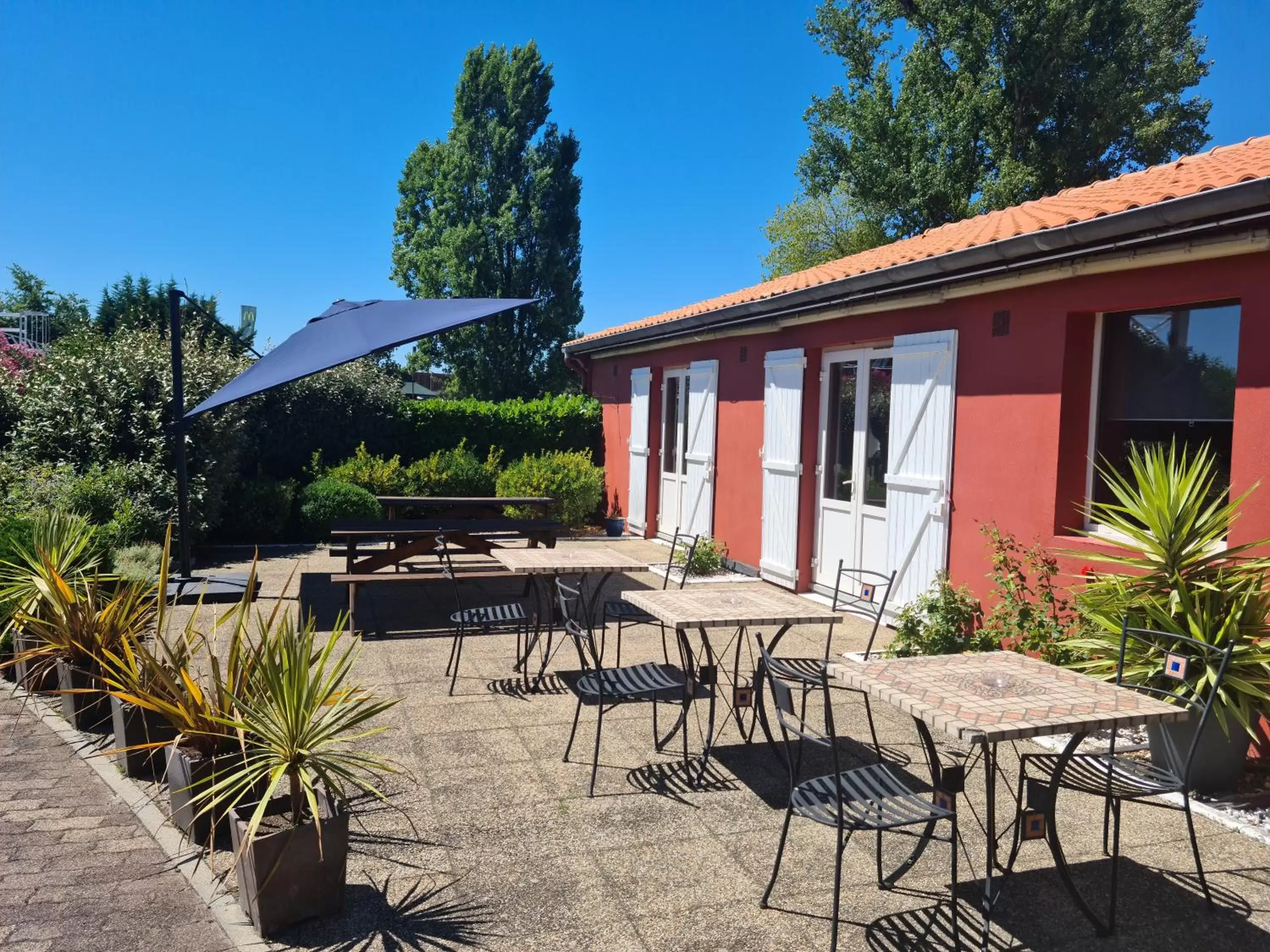 Patio in Kyriad Bordeaux Lormont