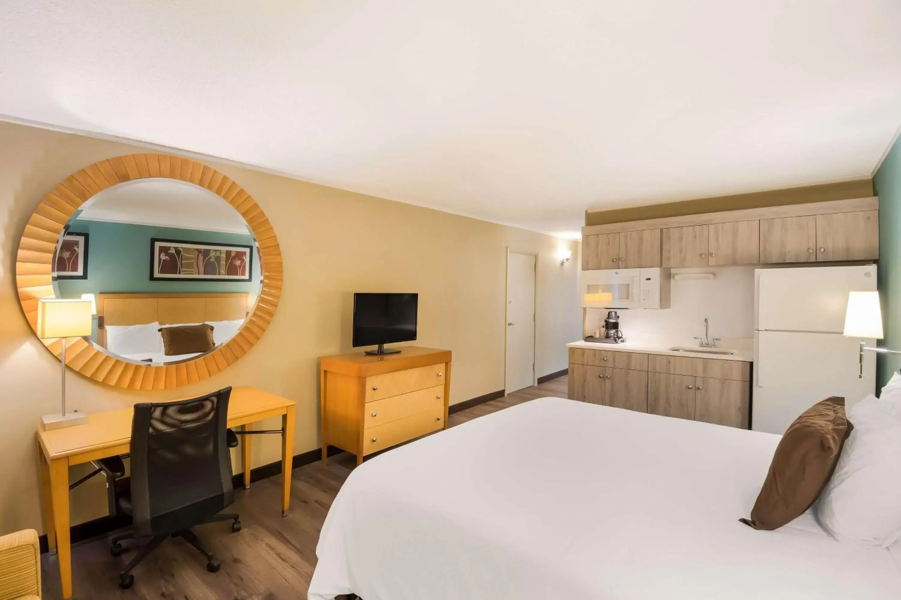 Bedroom in SureStay Plus Hotel by Best Western Jasper