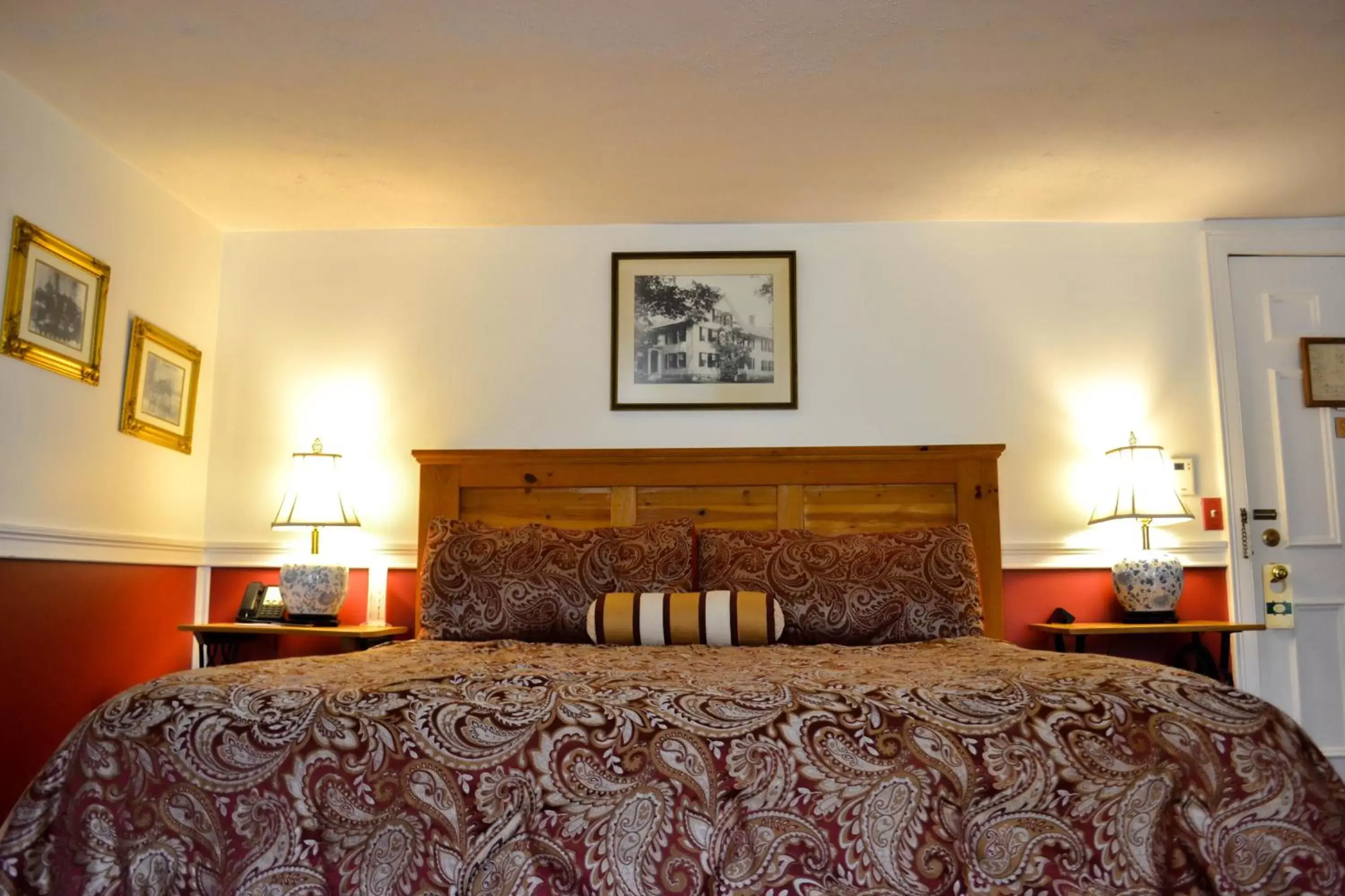 Bed in The Quechee Inn at Marshland Farm