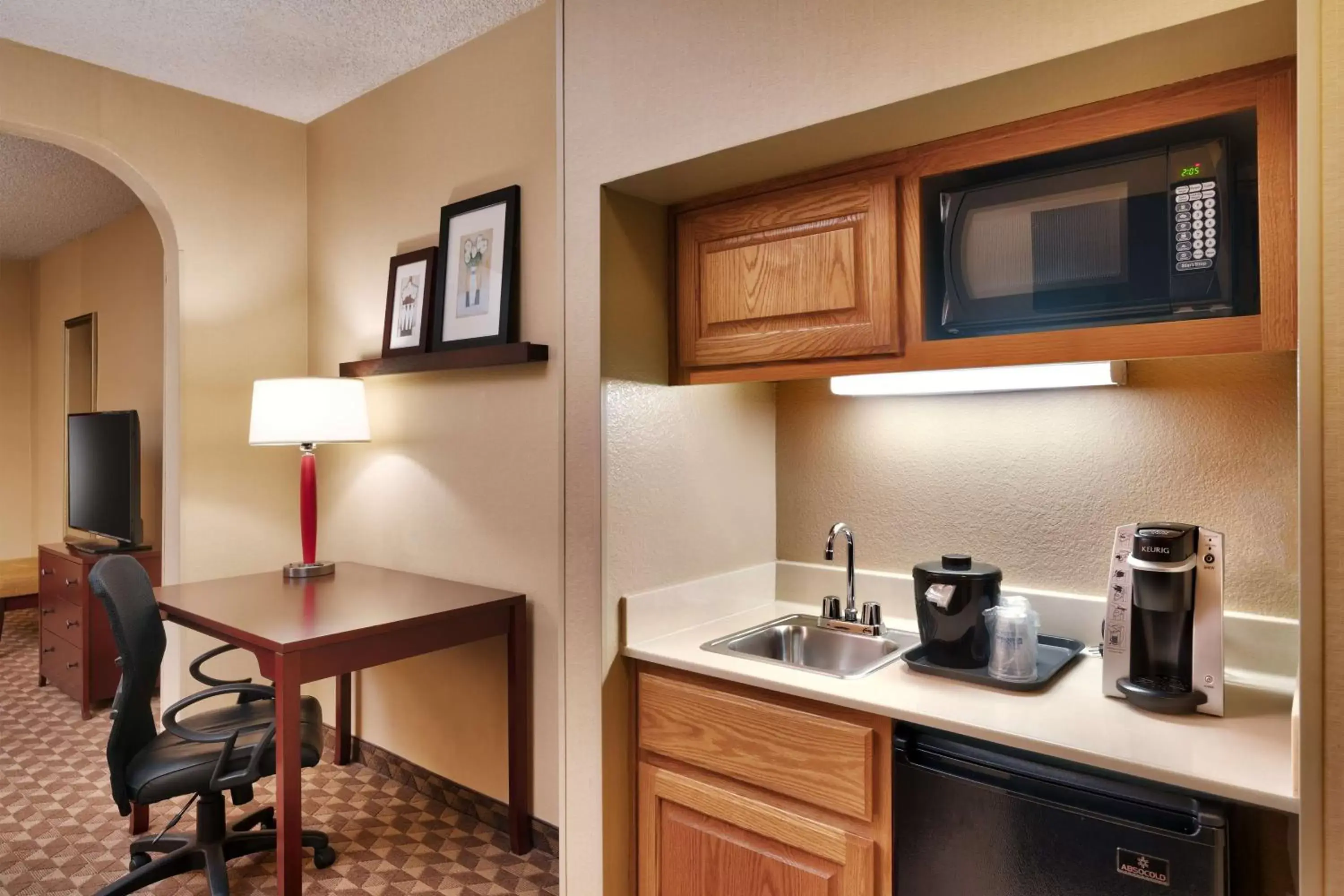 Photo of the whole room, Kitchen/Kitchenette in Best Western Downtown Phoenix