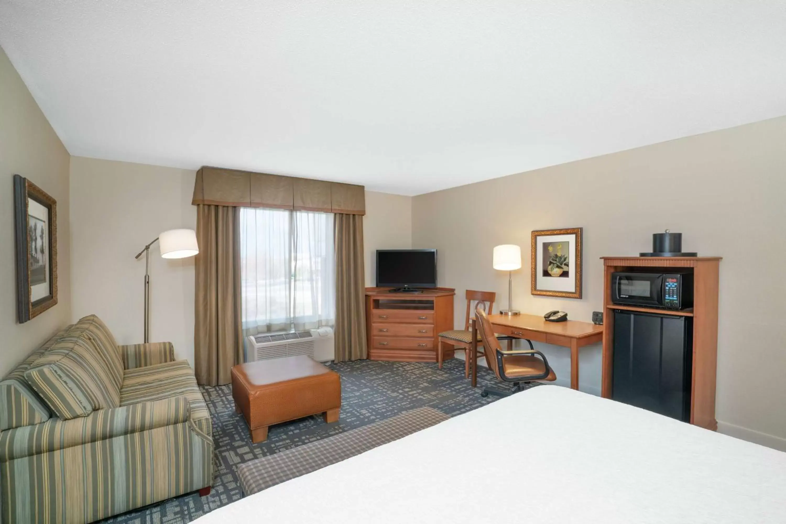 Bedroom, TV/Entertainment Center in Hampton Inn & Suites Murfreesboro