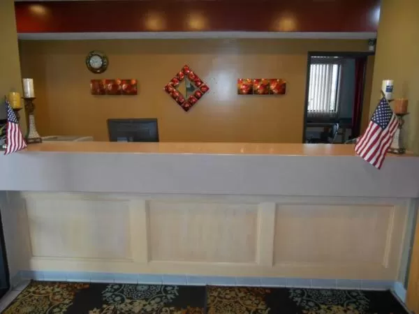 Communal lounge/ TV room in AmeriStay Inn St Joseph