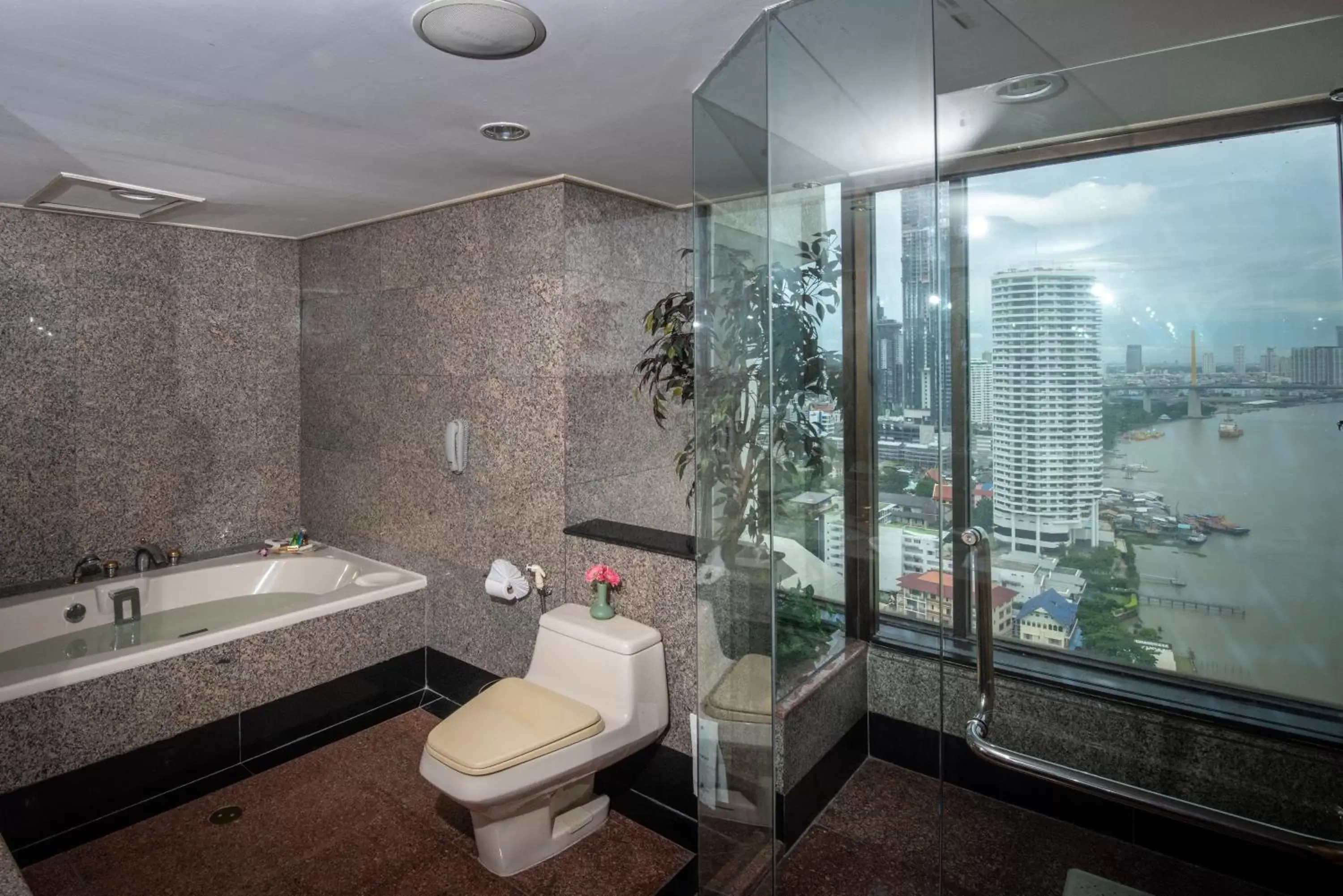 Bathroom in Montien Riverside Hotel Bangkok