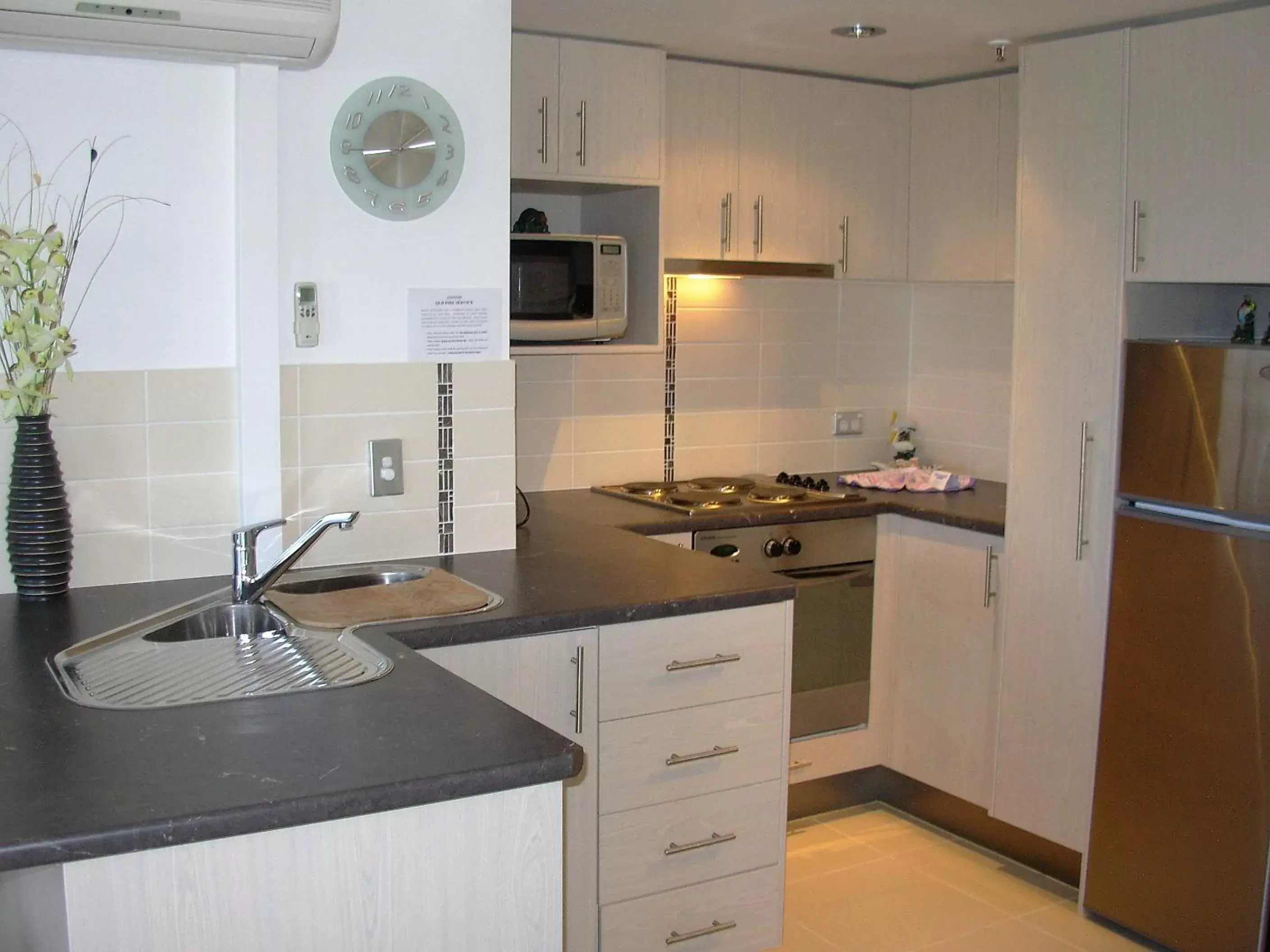 Kitchen or kitchenette, Kitchen/Kitchenette in Windsurfer Resort