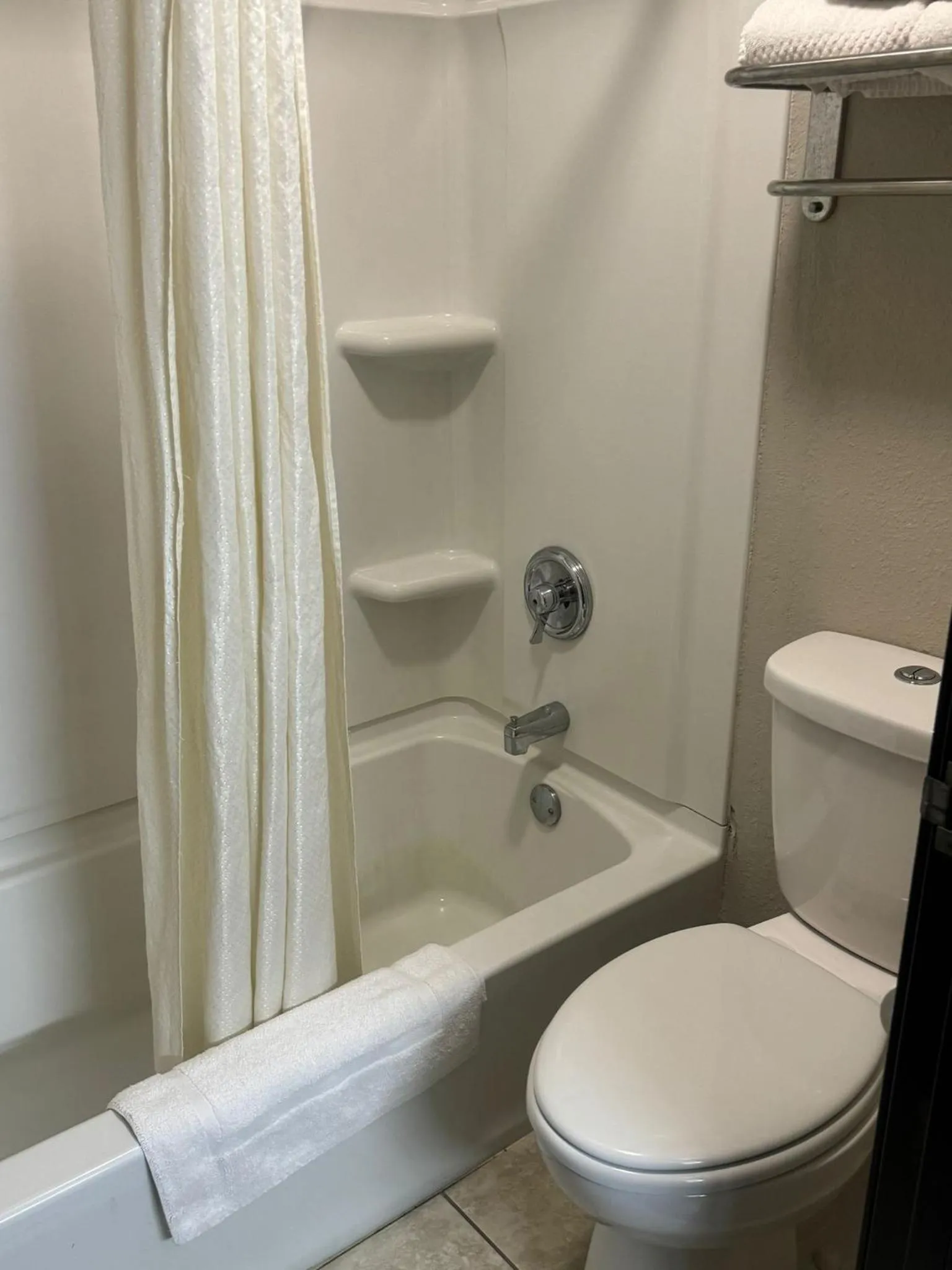 Bathroom in Econo Lodge Lincoln