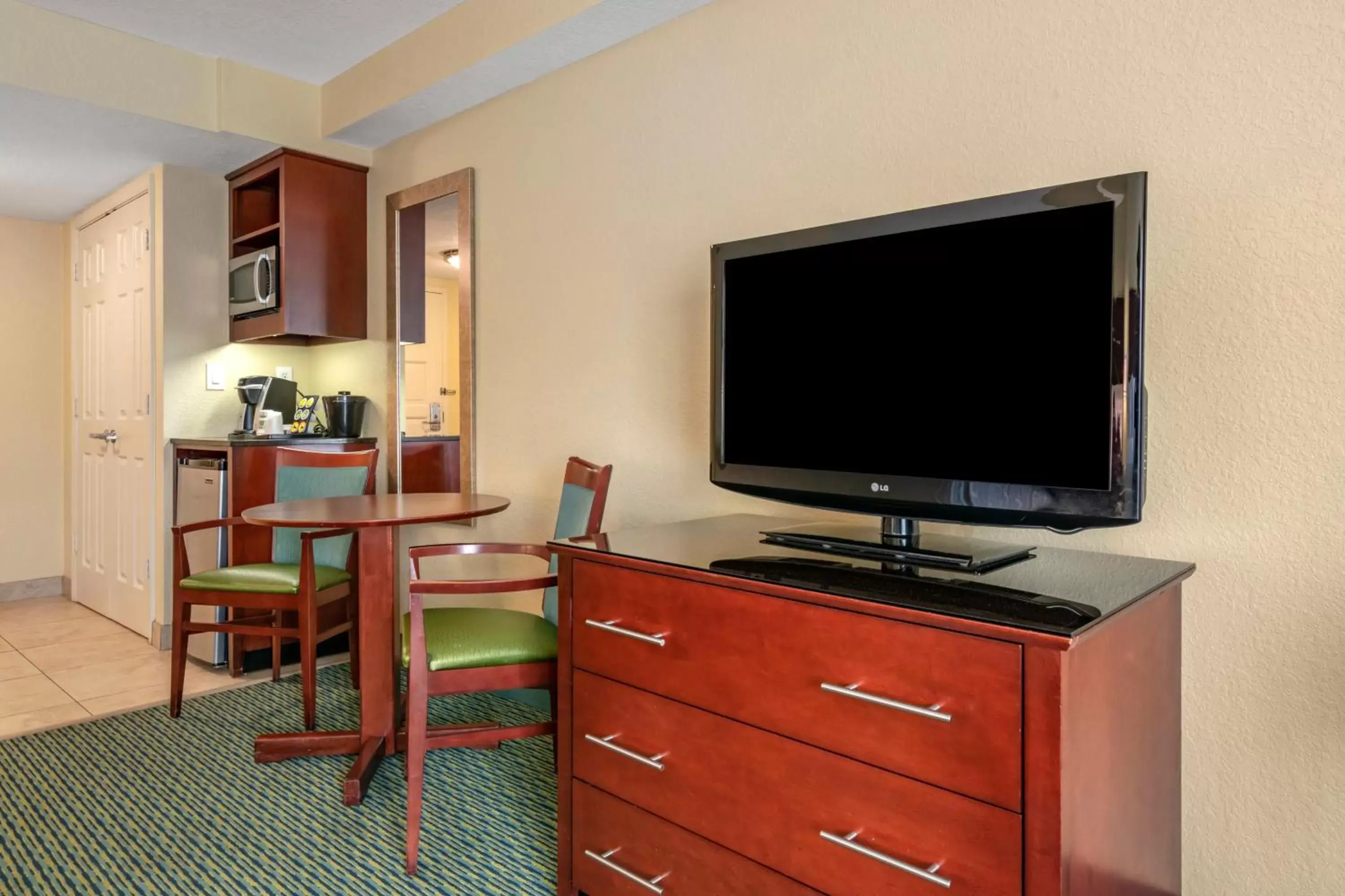 Guests, TV/Entertainment Center in Holiday Inn Resort Orlando - Lake Buena Vista, an IHG Hotel