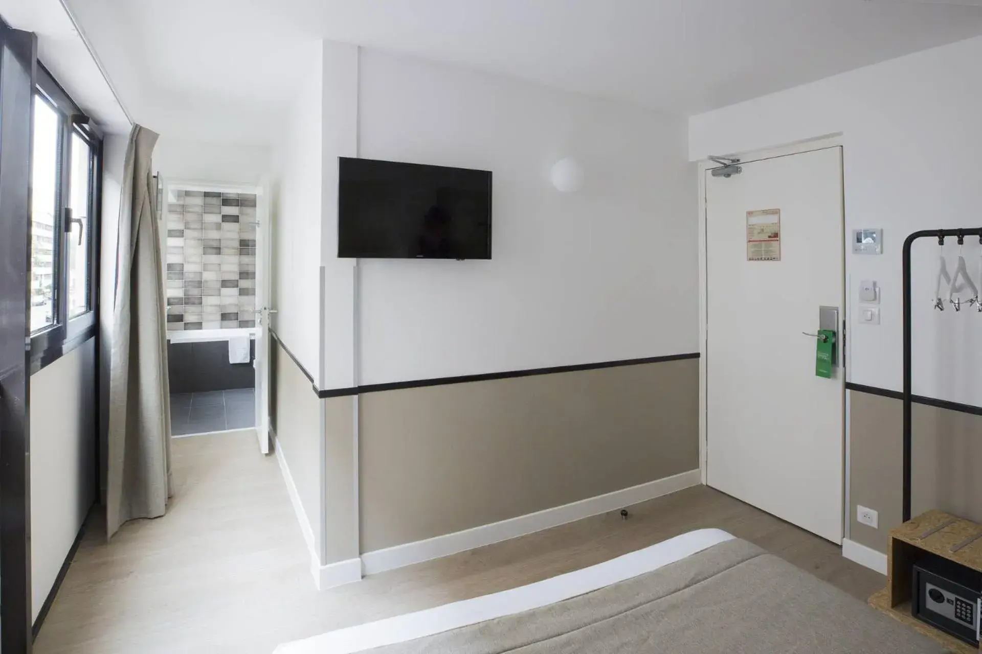 Toilet, TV/Entertainment Center in Hotel Izzy by HappyCulture